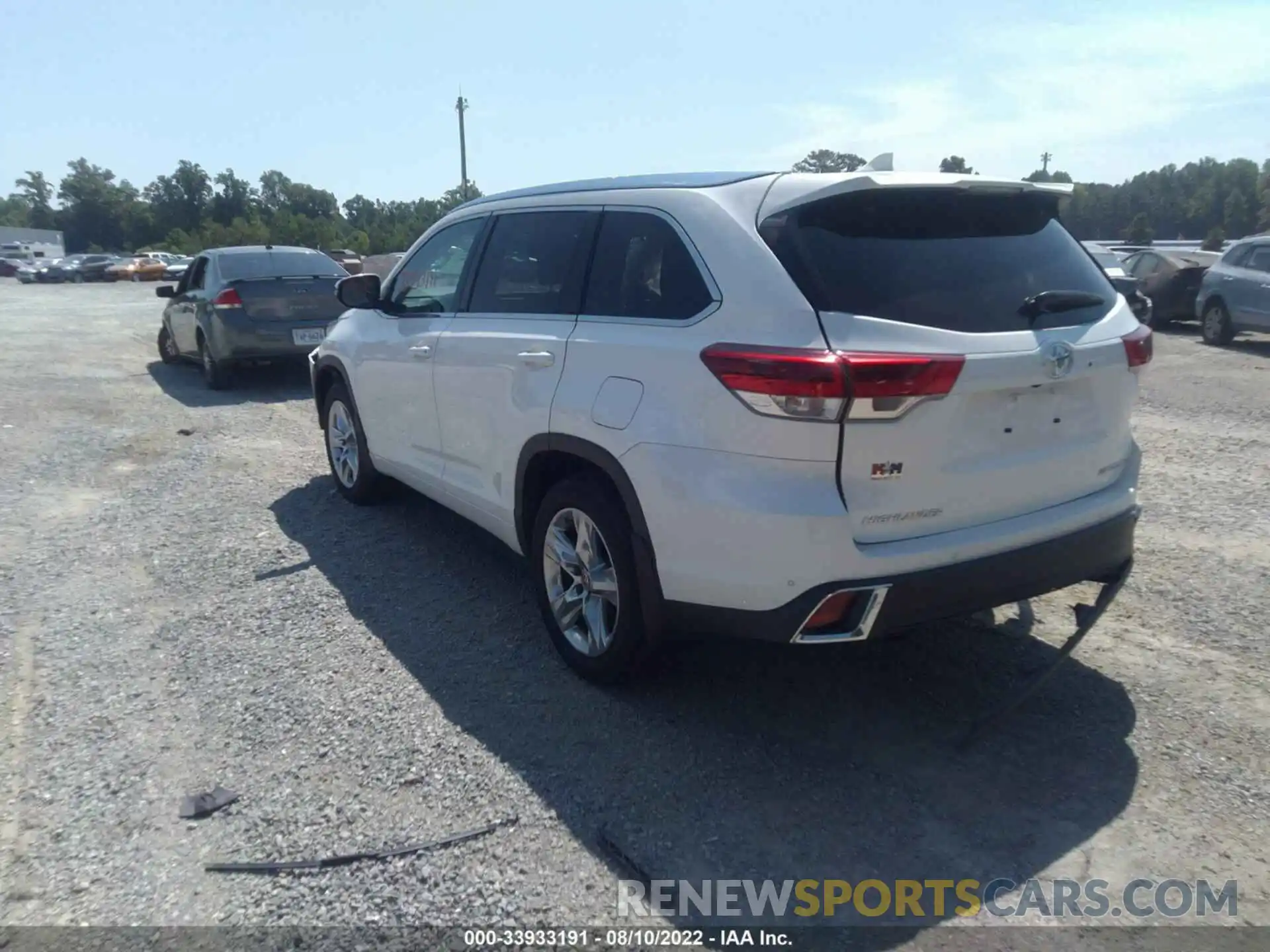 3 Photograph of a damaged car 5TDDZRFH0KS743685 TOYOTA HIGHLANDER 2019