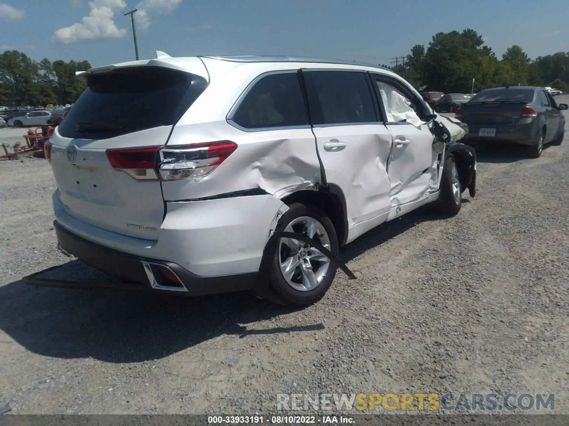 4 Photograph of a damaged car 5TDDZRFH0KS743685 TOYOTA HIGHLANDER 2019