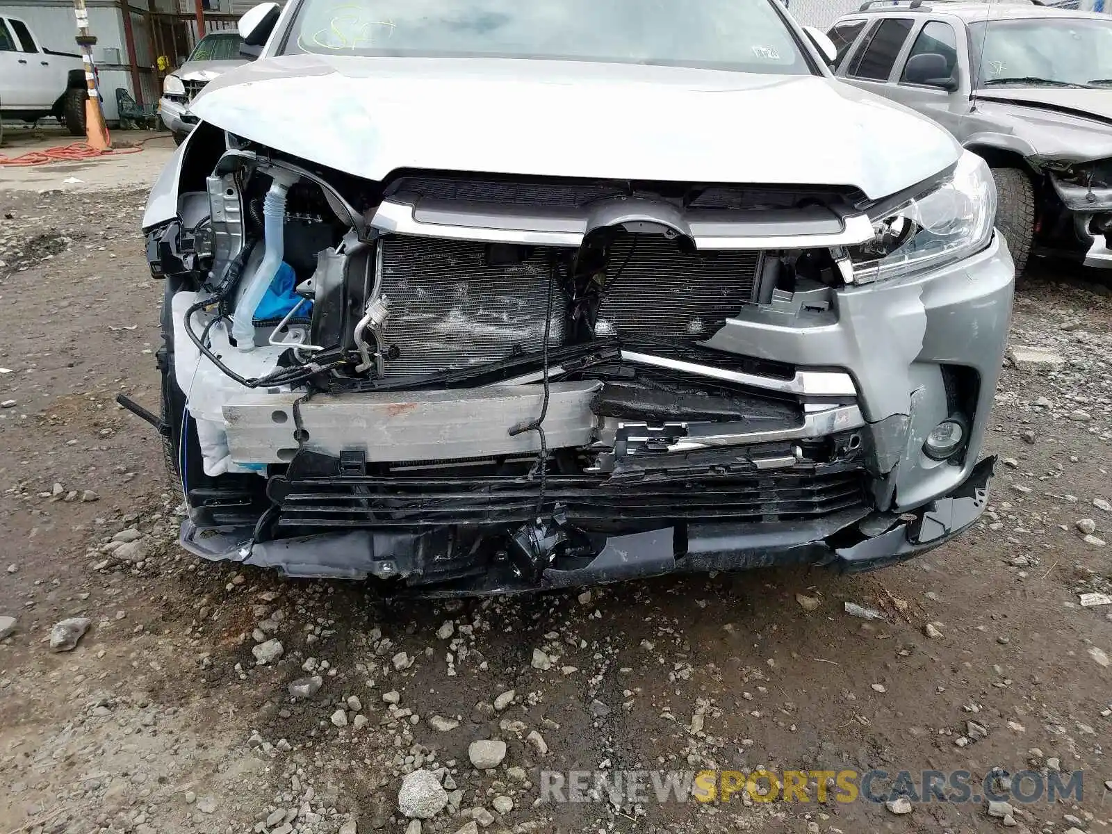 9 Photograph of a damaged car 5TDDZRFH0KS916041 TOYOTA HIGHLANDER 2019