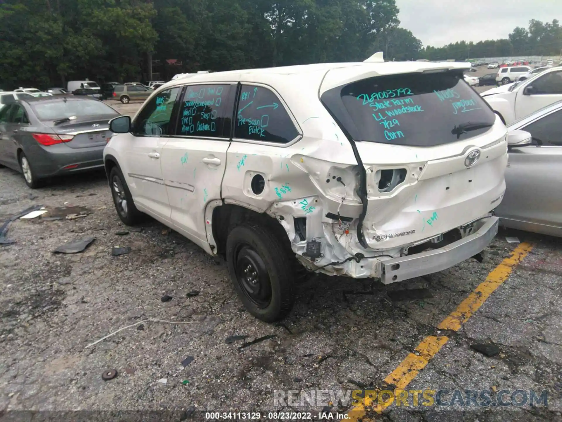 3 Photograph of a damaged car 5TDDZRFH0KS930635 TOYOTA HIGHLANDER 2019