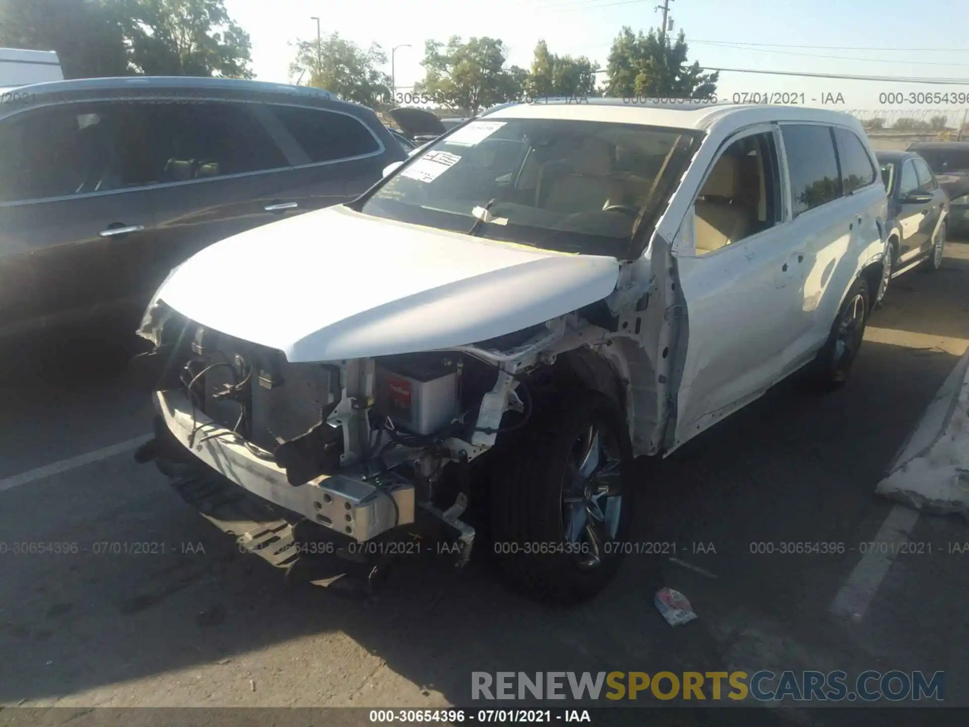 2 Photograph of a damaged car 5TDDZRFH0KS933129 TOYOTA HIGHLANDER 2019