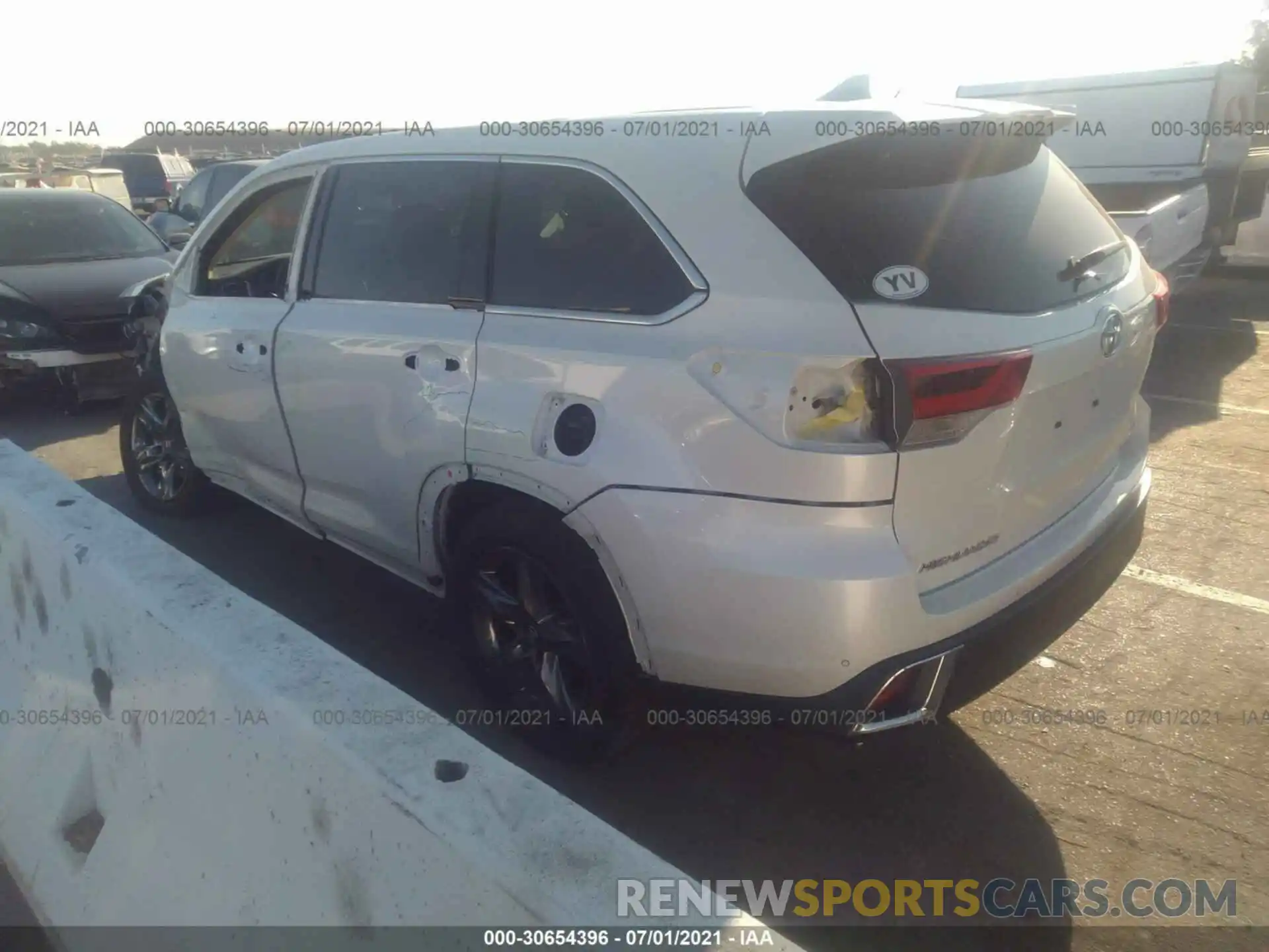 3 Photograph of a damaged car 5TDDZRFH0KS933129 TOYOTA HIGHLANDER 2019