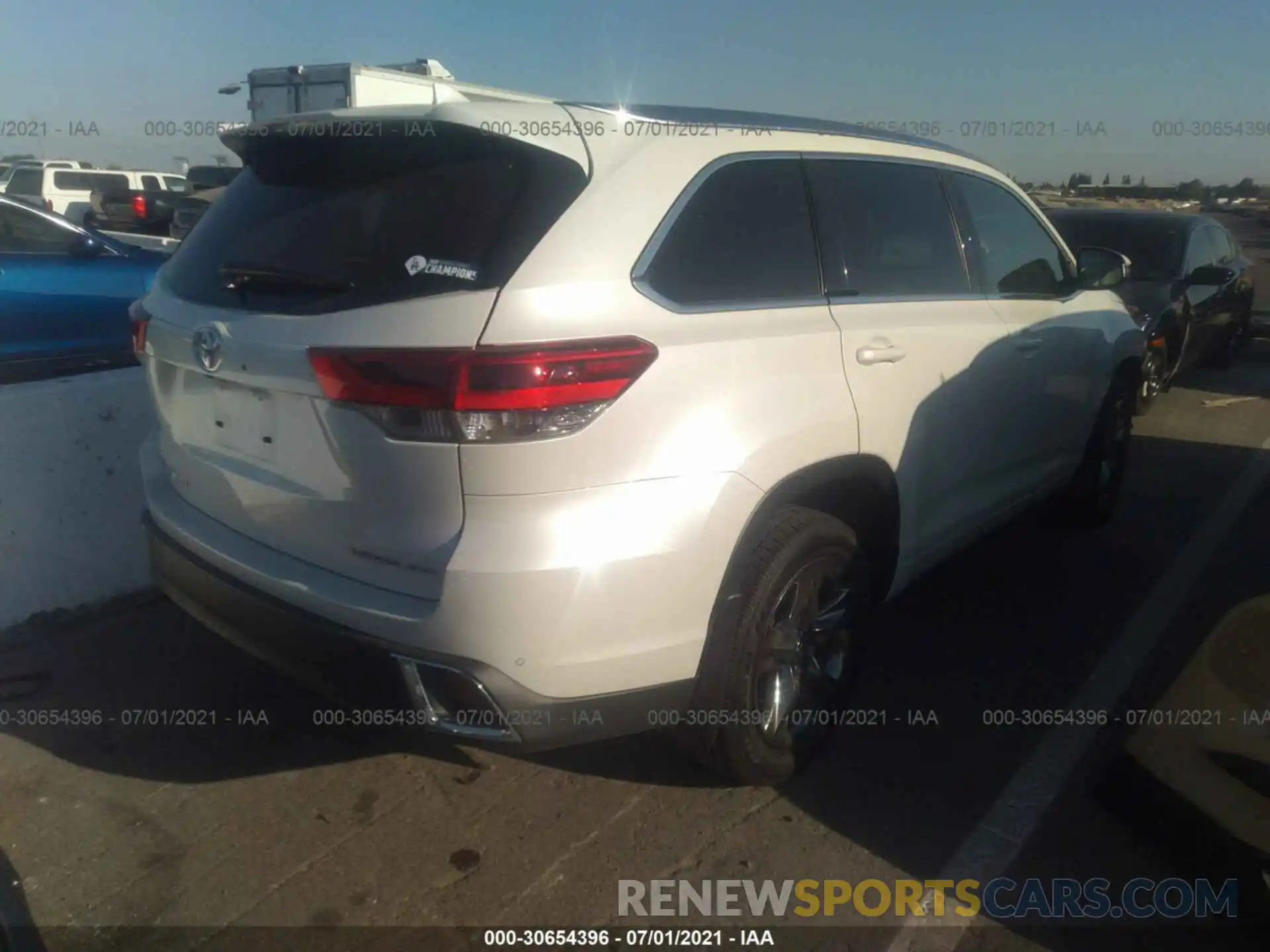 4 Photograph of a damaged car 5TDDZRFH0KS933129 TOYOTA HIGHLANDER 2019