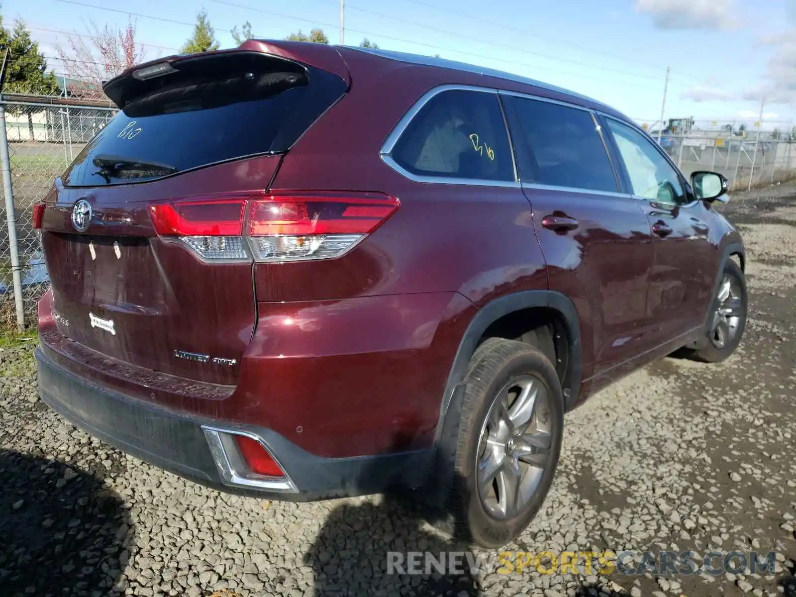 4 Photograph of a damaged car 5TDDZRFH0KS935690 TOYOTA HIGHLANDER 2019