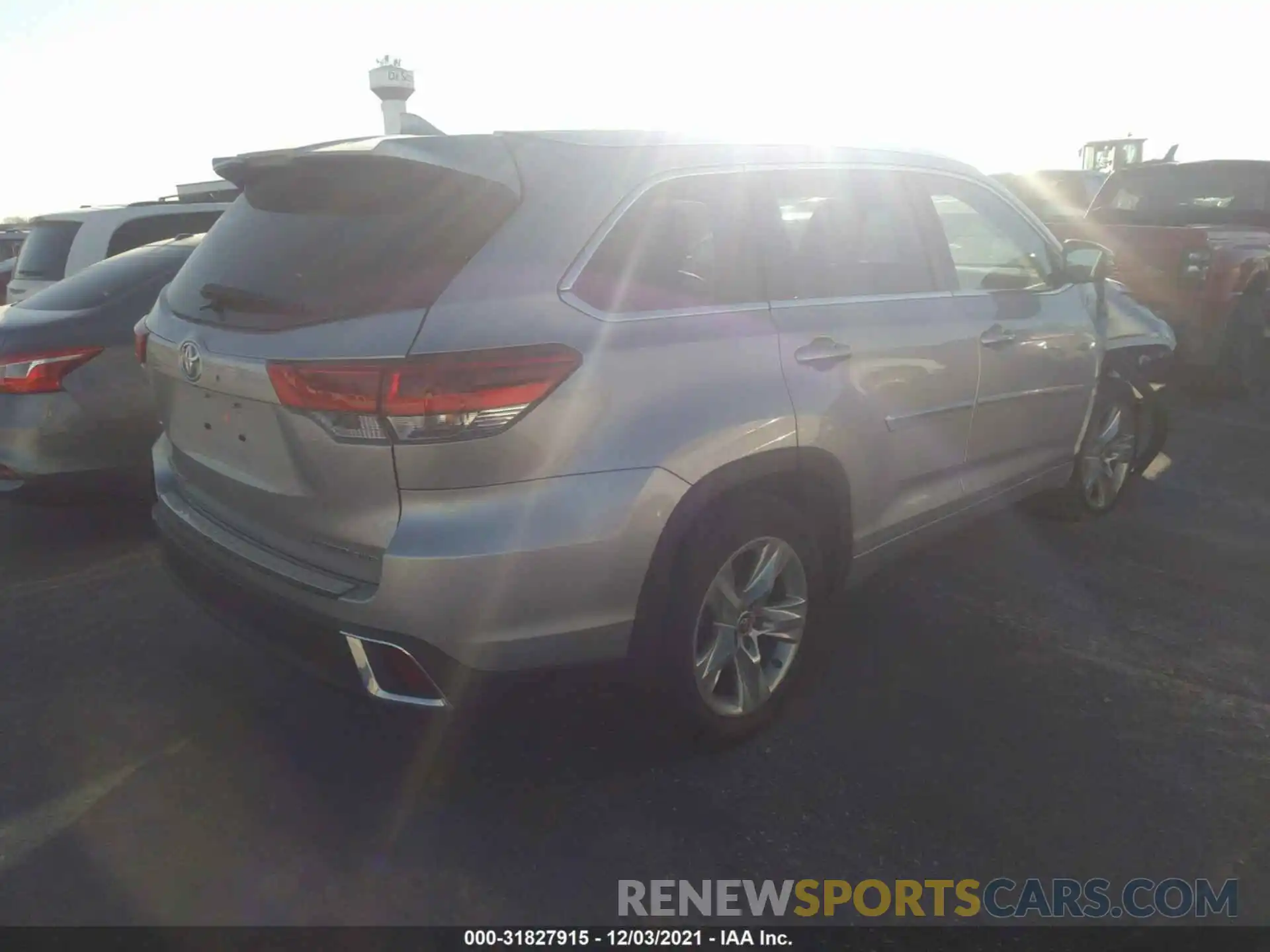 4 Photograph of a damaged car 5TDDZRFH0KS942932 TOYOTA HIGHLANDER 2019