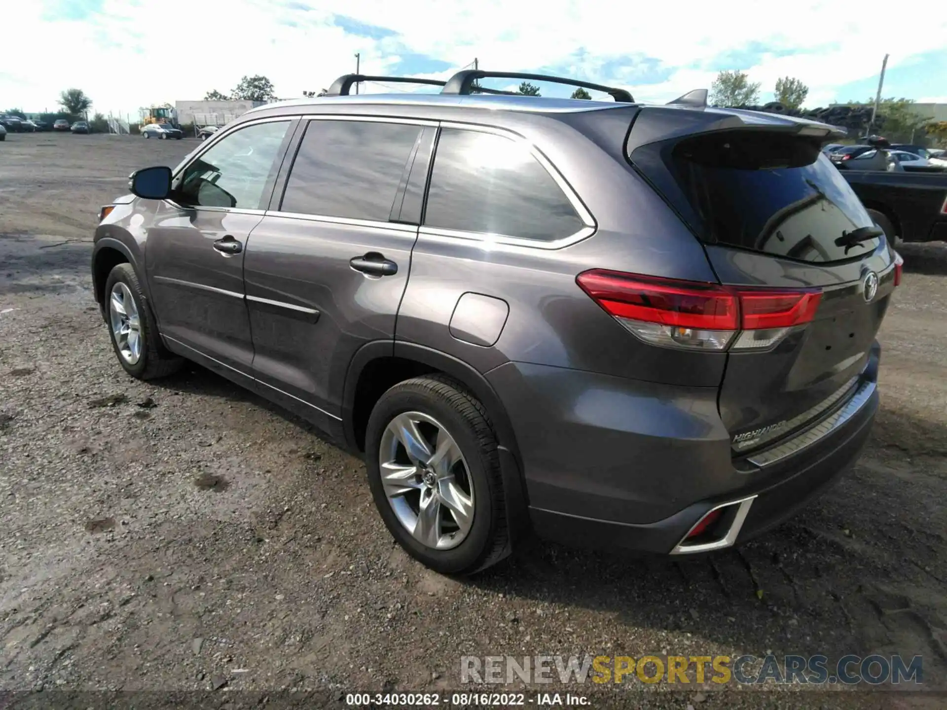 3 Photograph of a damaged car 5TDDZRFH0KS945622 TOYOTA HIGHLANDER 2019