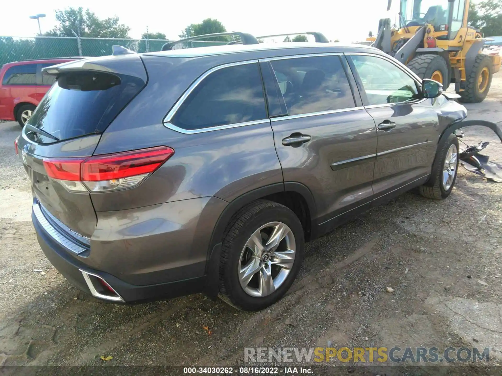 4 Photograph of a damaged car 5TDDZRFH0KS945622 TOYOTA HIGHLANDER 2019