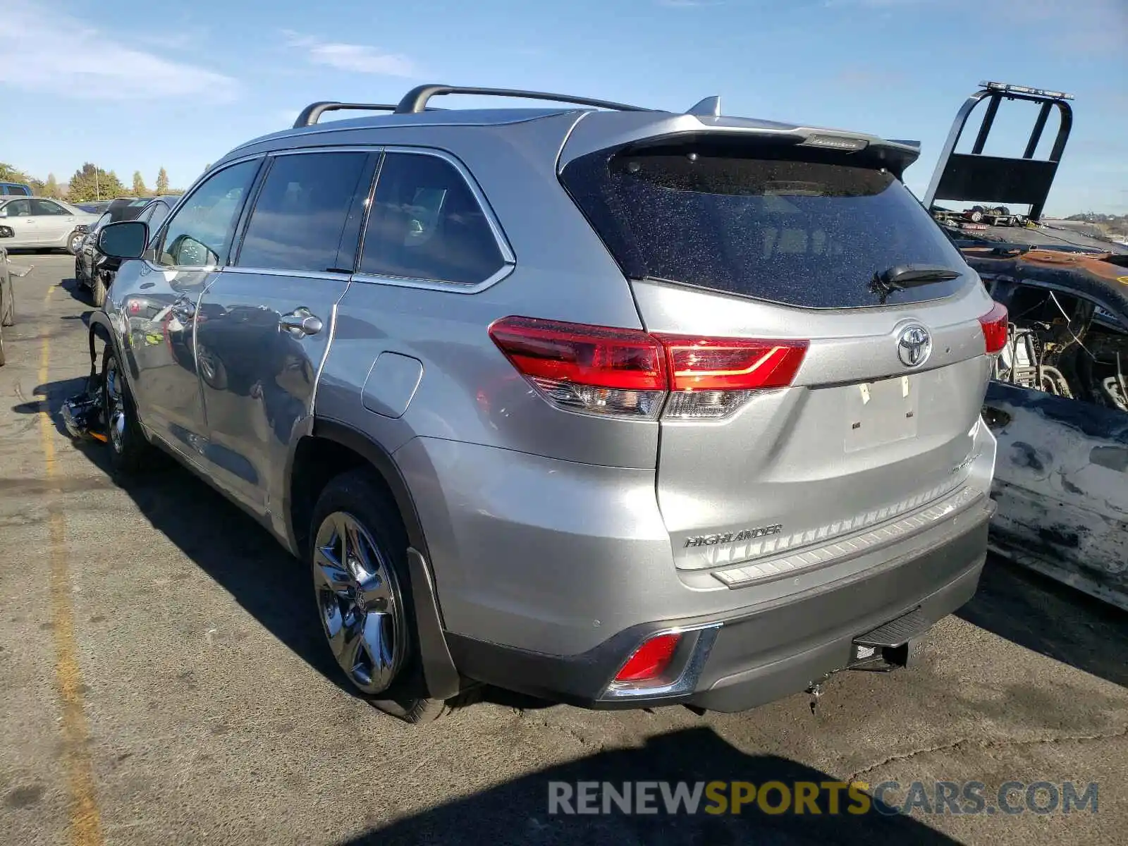 3 Photograph of a damaged car 5TDDZRFH0KS950366 TOYOTA HIGHLANDER 2019