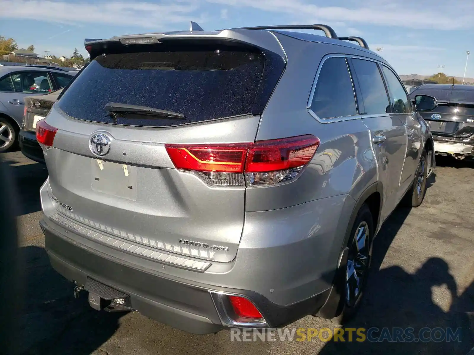 4 Photograph of a damaged car 5TDDZRFH0KS950366 TOYOTA HIGHLANDER 2019