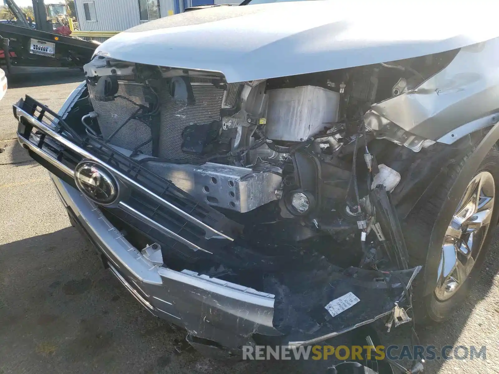 9 Photograph of a damaged car 5TDDZRFH0KS950366 TOYOTA HIGHLANDER 2019