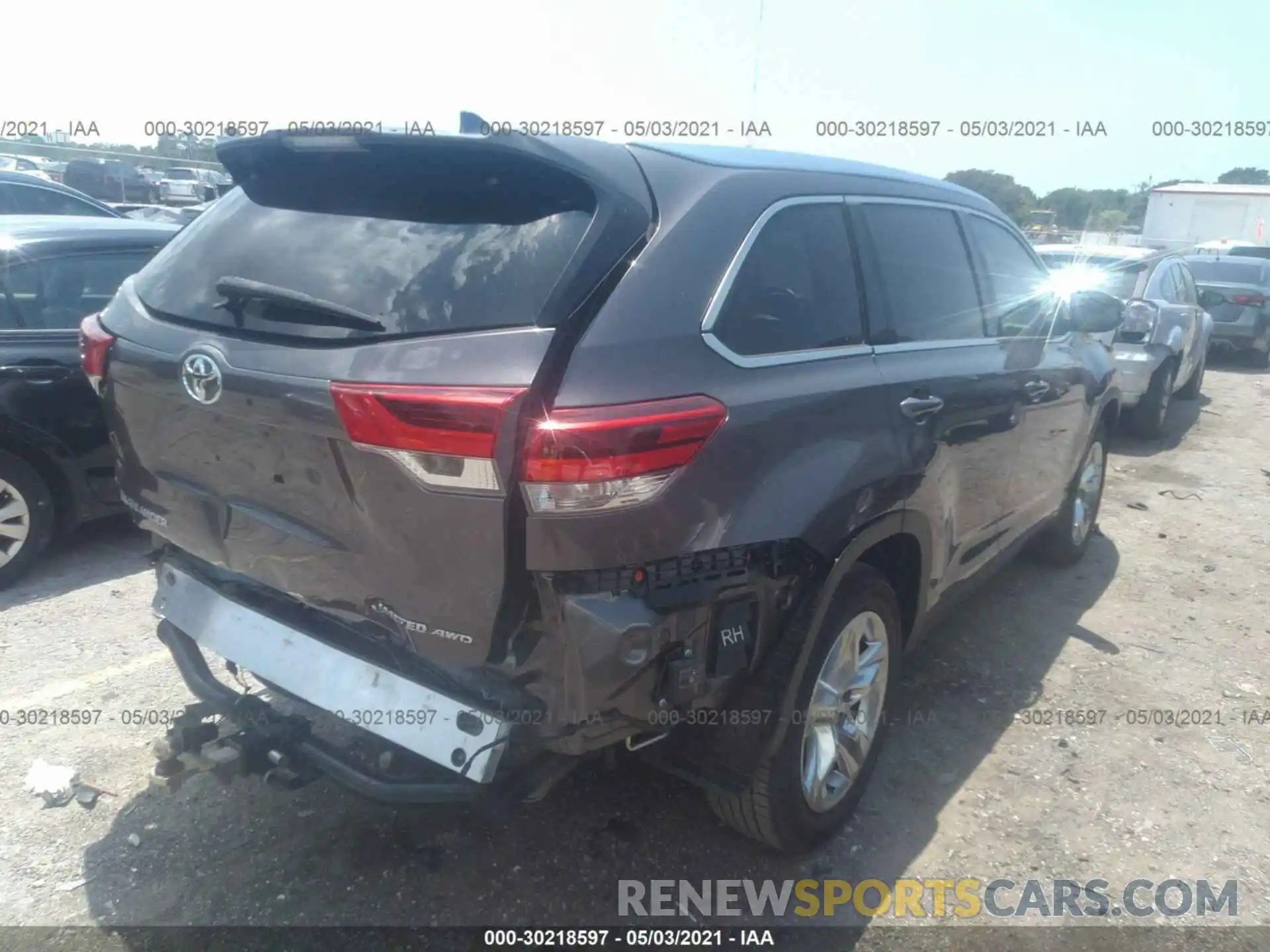 4 Photograph of a damaged car 5TDDZRFH0KS957317 TOYOTA HIGHLANDER 2019