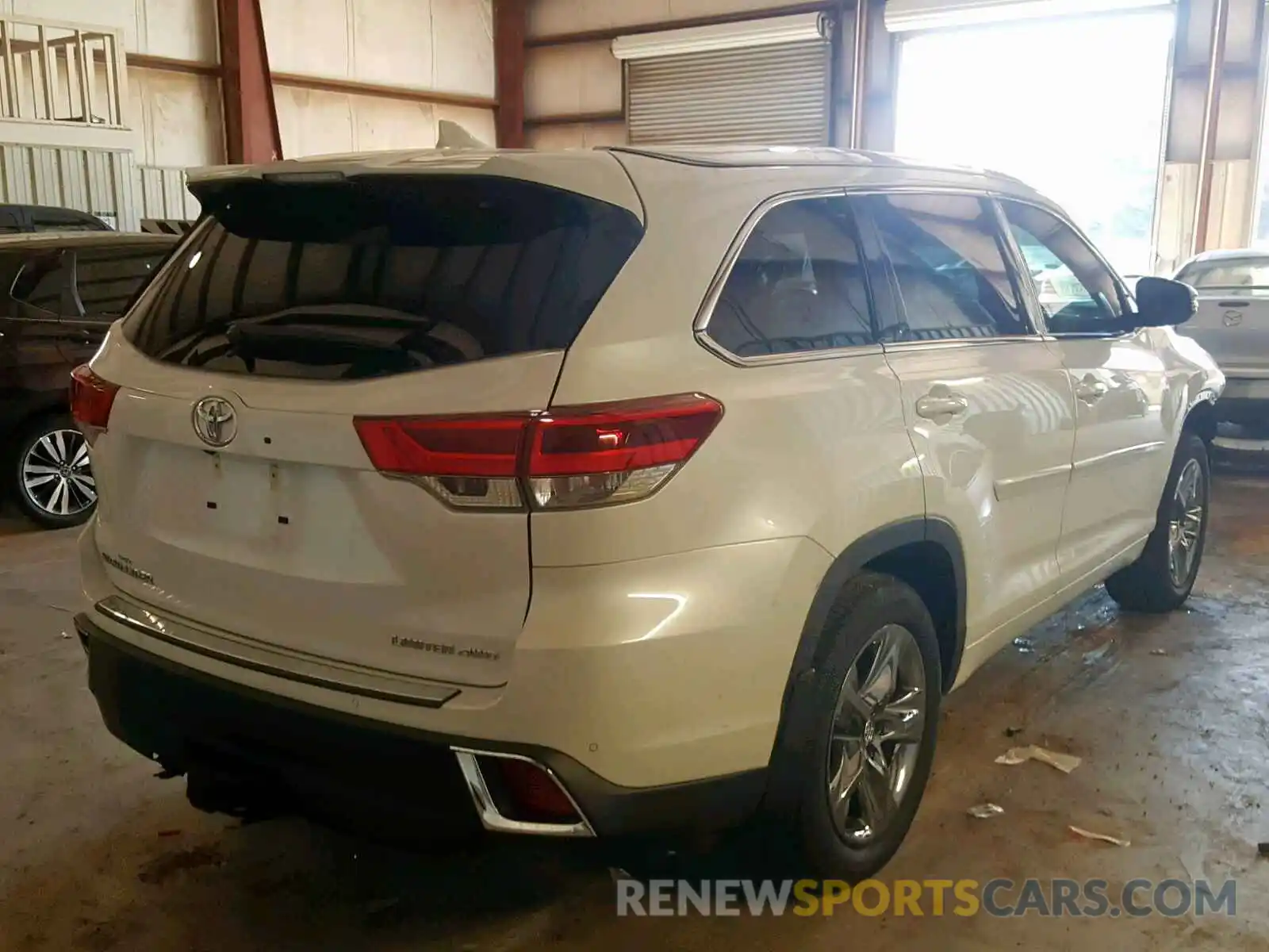 4 Photograph of a damaged car 5TDDZRFH0KS958113 TOYOTA HIGHLANDER 2019