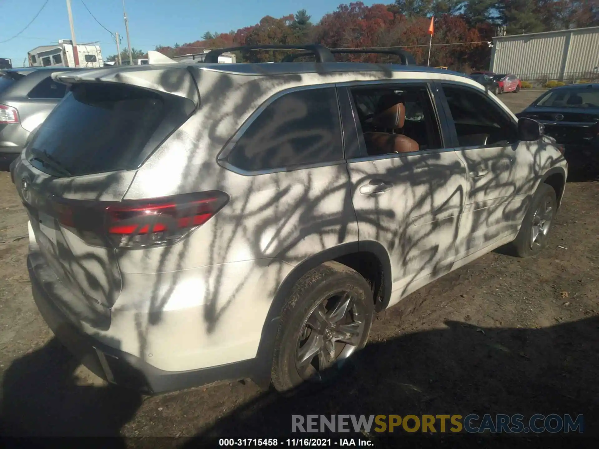 4 Photograph of a damaged car 5TDDZRFH0KS965725 TOYOTA HIGHLANDER 2019