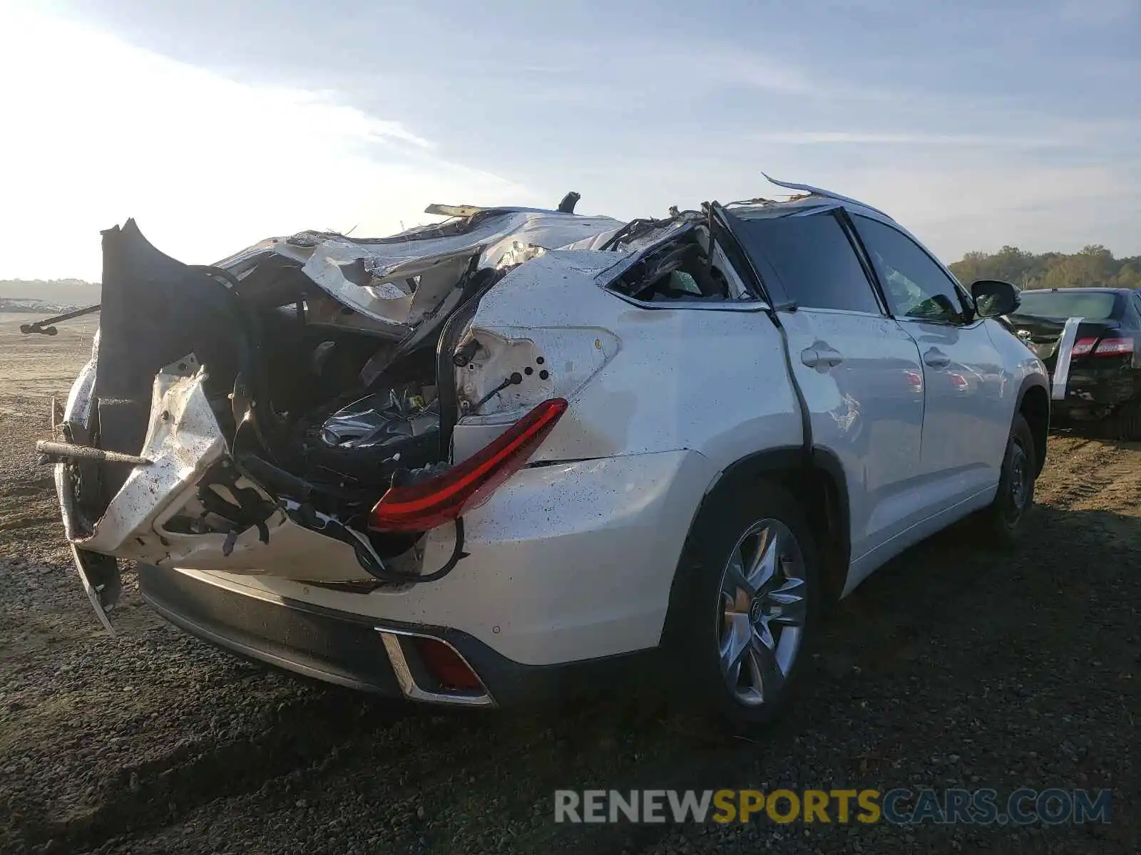 4 Photograph of a damaged car 5TDDZRFH0KS968074 TOYOTA HIGHLANDER 2019