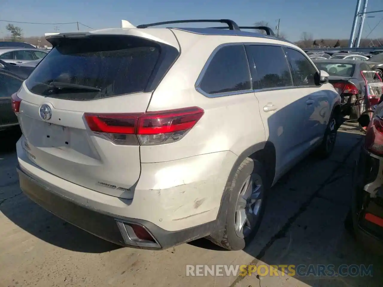 4 Photograph of a damaged car 5TDDZRFH0KS977308 TOYOTA HIGHLANDER 2019