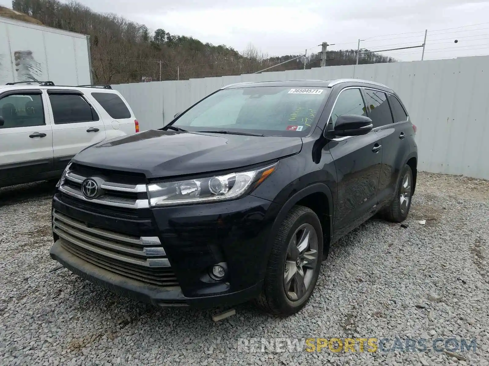 2 Photograph of a damaged car 5TDDZRFH0KS978569 TOYOTA HIGHLANDER 2019