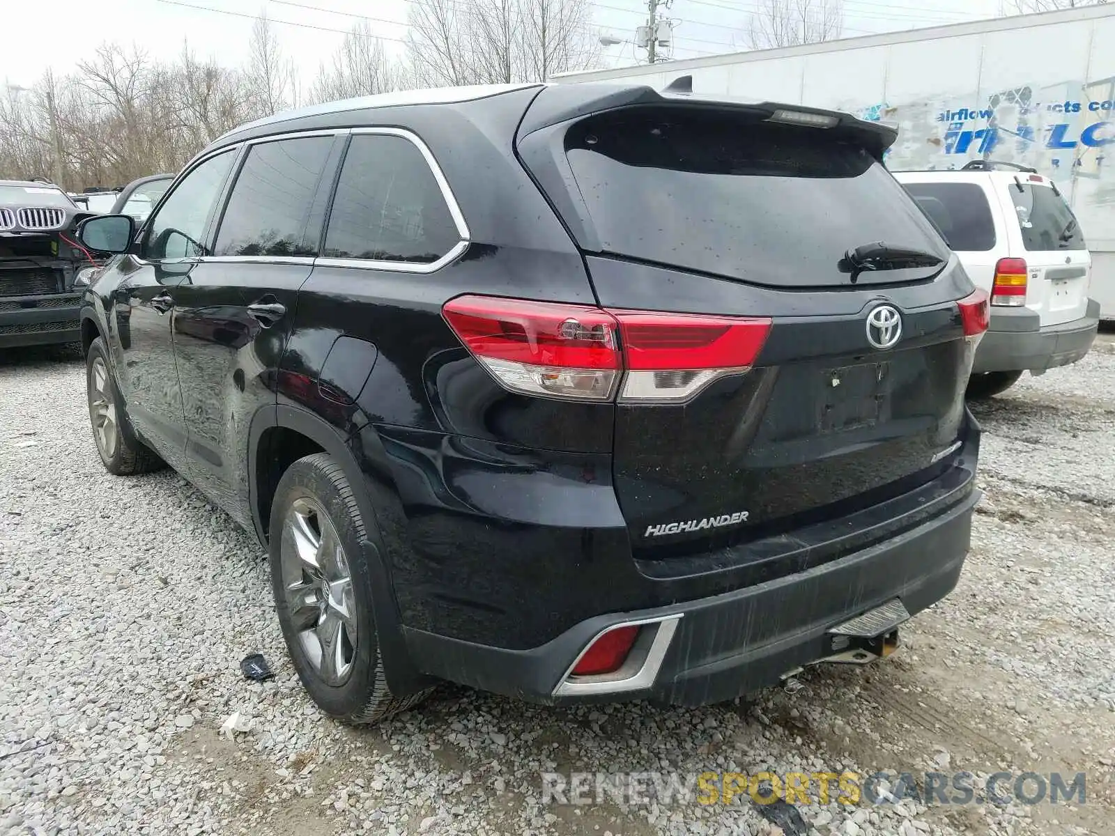 3 Photograph of a damaged car 5TDDZRFH0KS978569 TOYOTA HIGHLANDER 2019