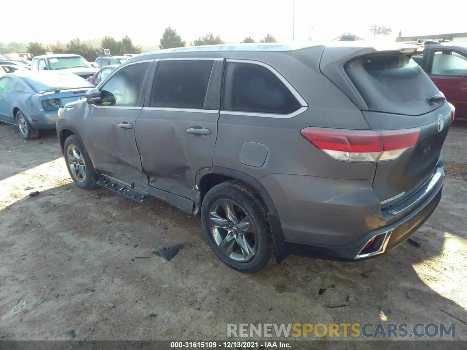 3 Photograph of a damaged car 5TDDZRFH0KS979849 TOYOTA HIGHLANDER 2019