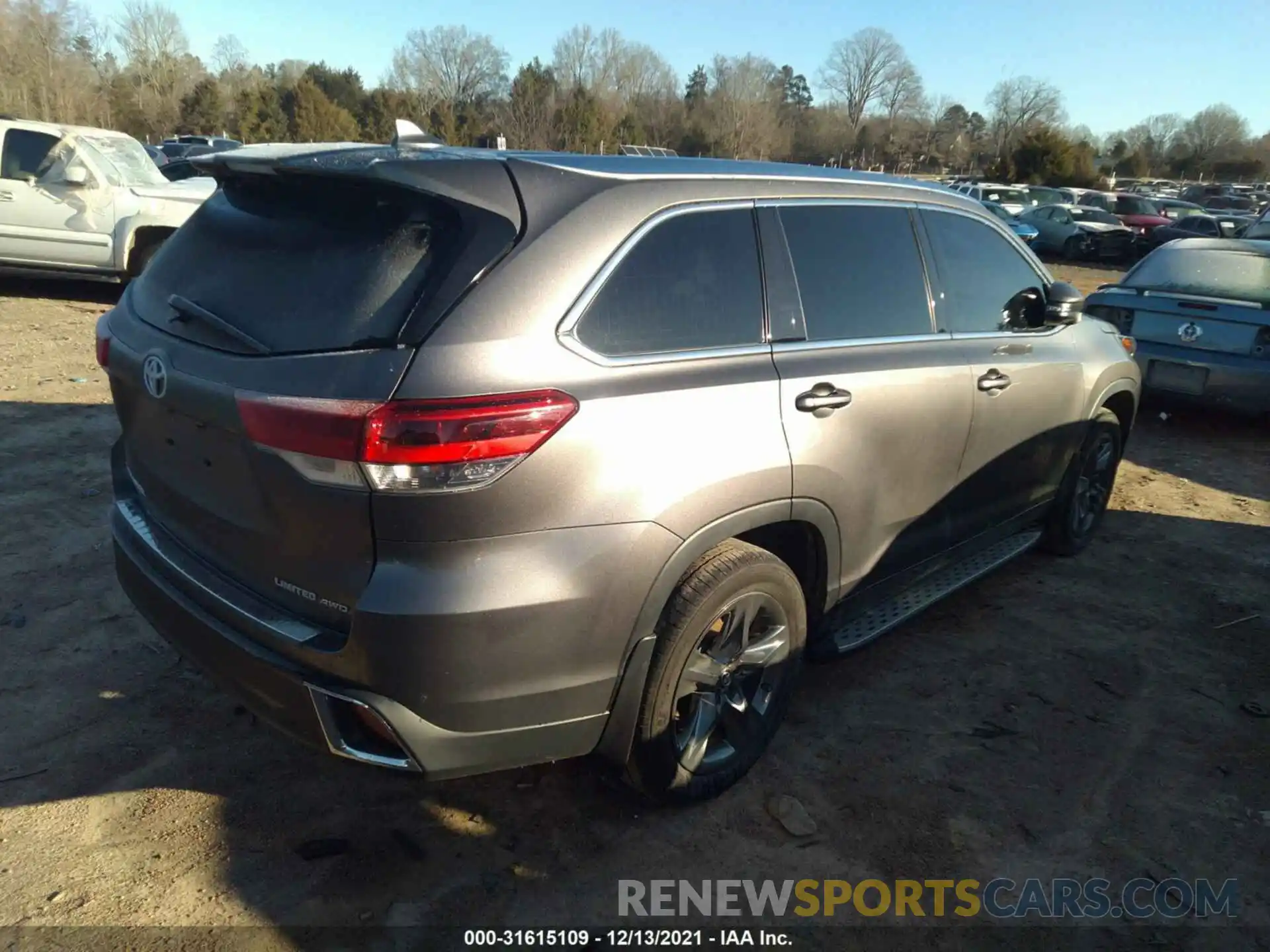 4 Photograph of a damaged car 5TDDZRFH0KS979849 TOYOTA HIGHLANDER 2019