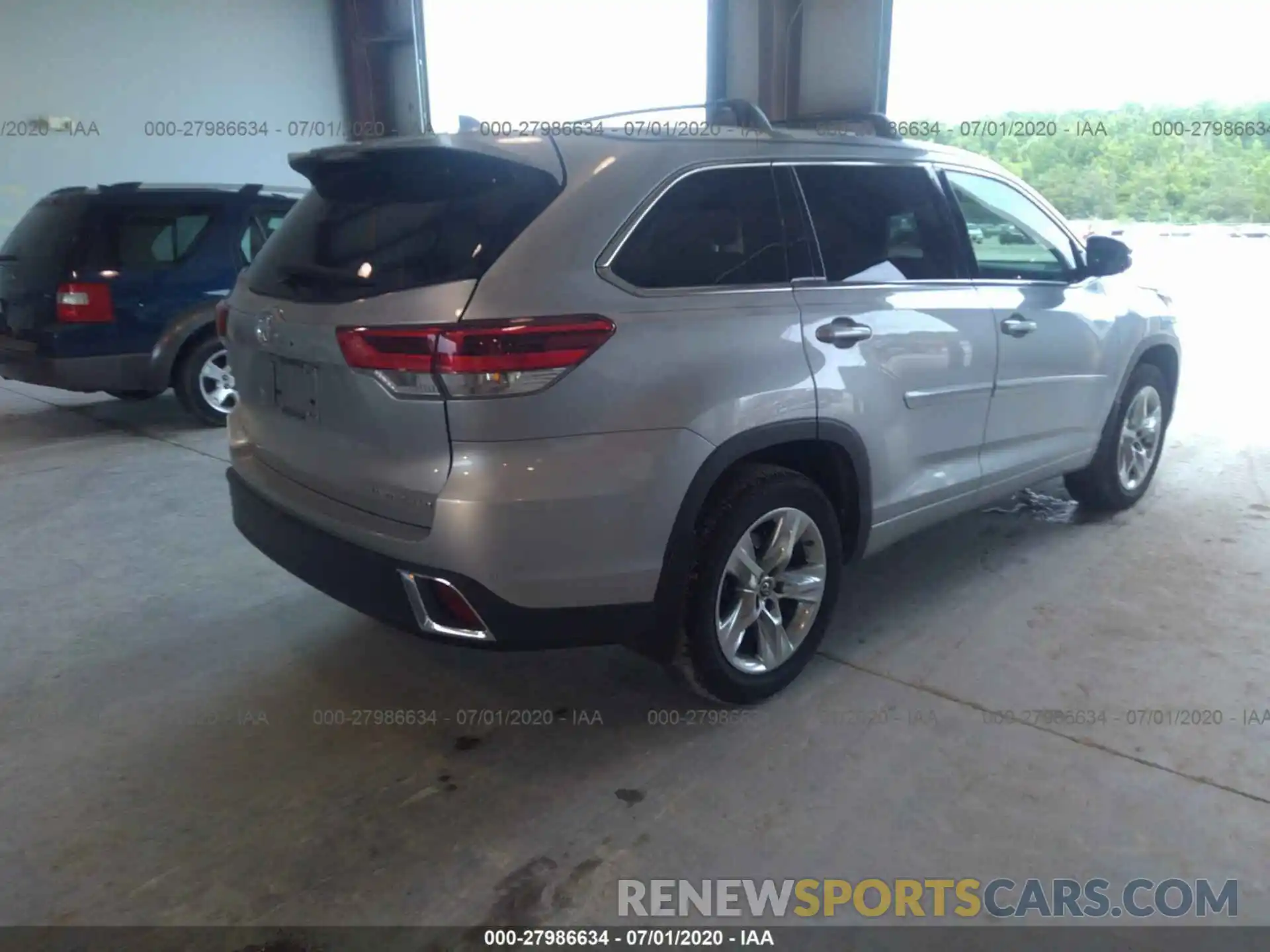 4 Photograph of a damaged car 5TDDZRFH0KS985053 TOYOTA HIGHLANDER 2019