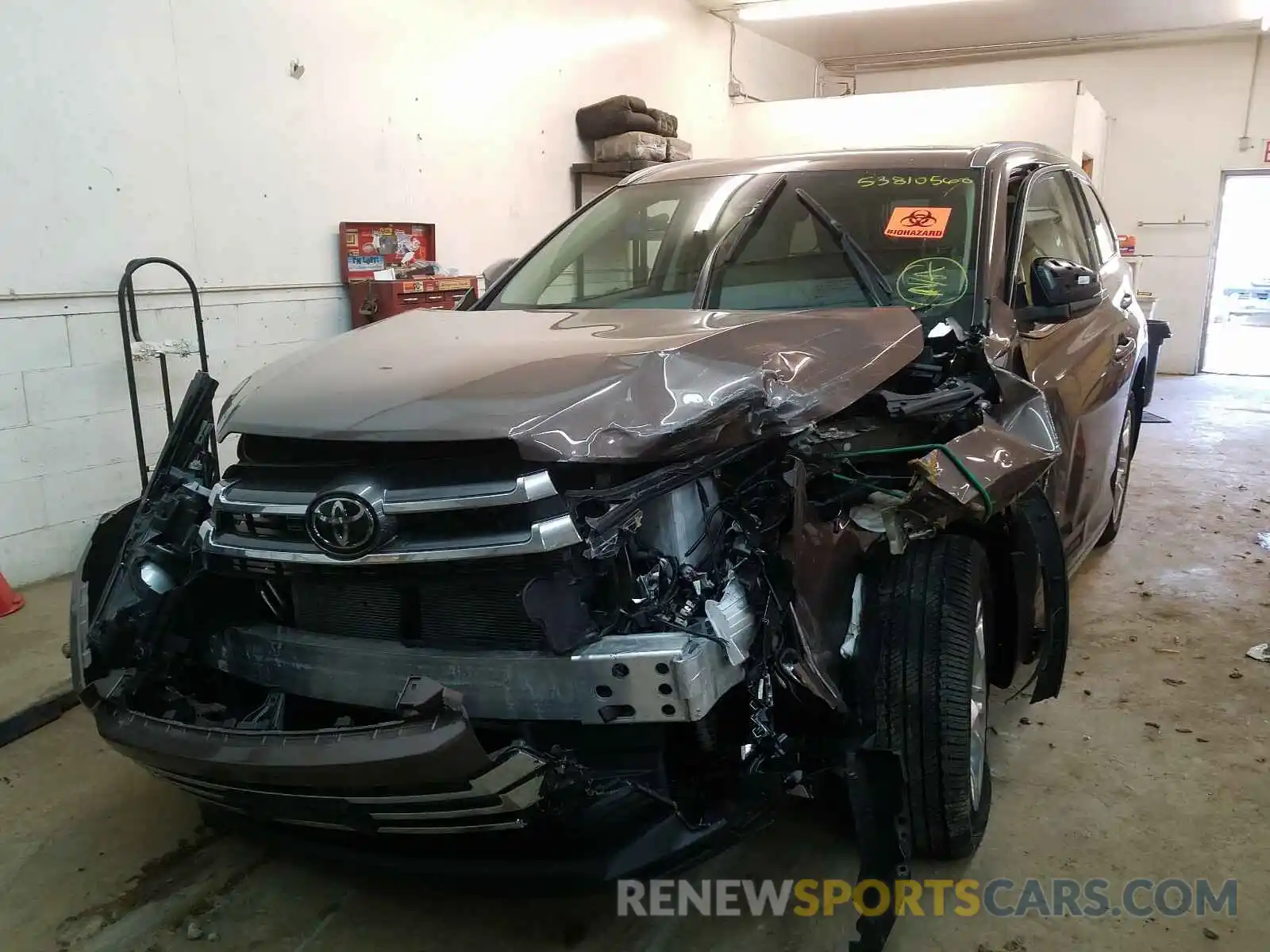 2 Photograph of a damaged car 5TDDZRFH0KS989166 TOYOTA HIGHLANDER 2019