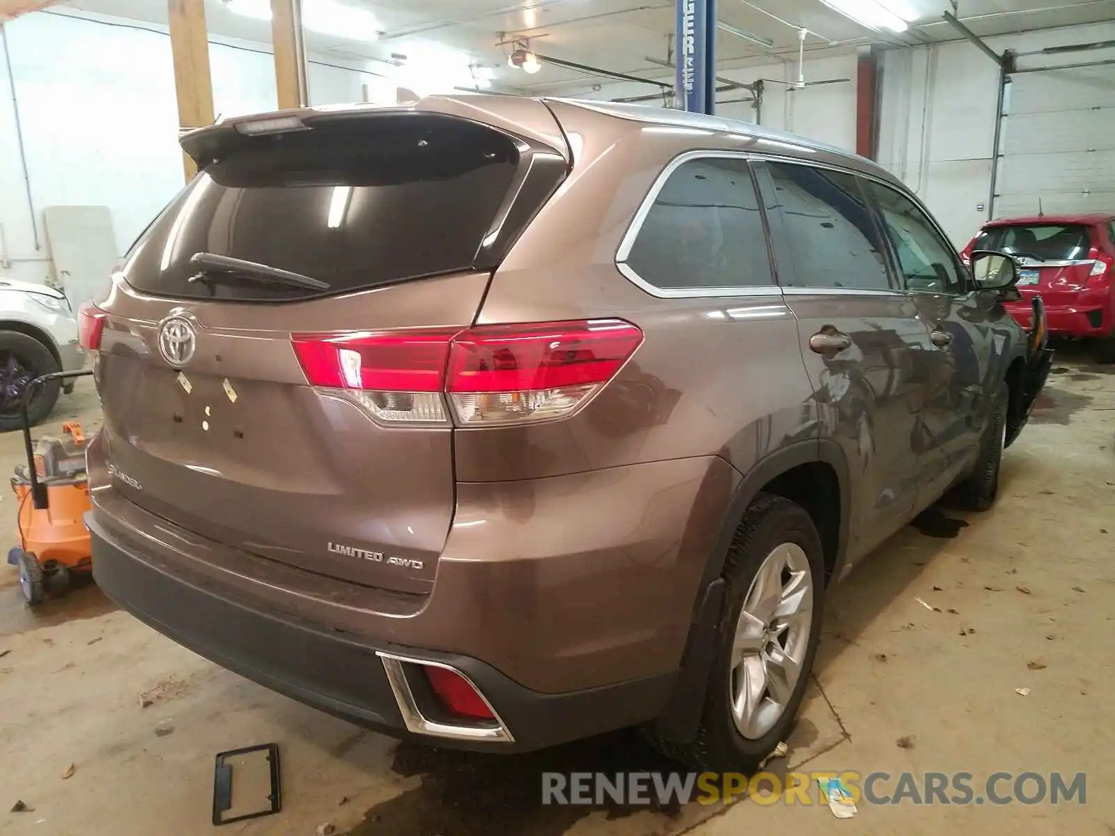 4 Photograph of a damaged car 5TDDZRFH0KS989166 TOYOTA HIGHLANDER 2019