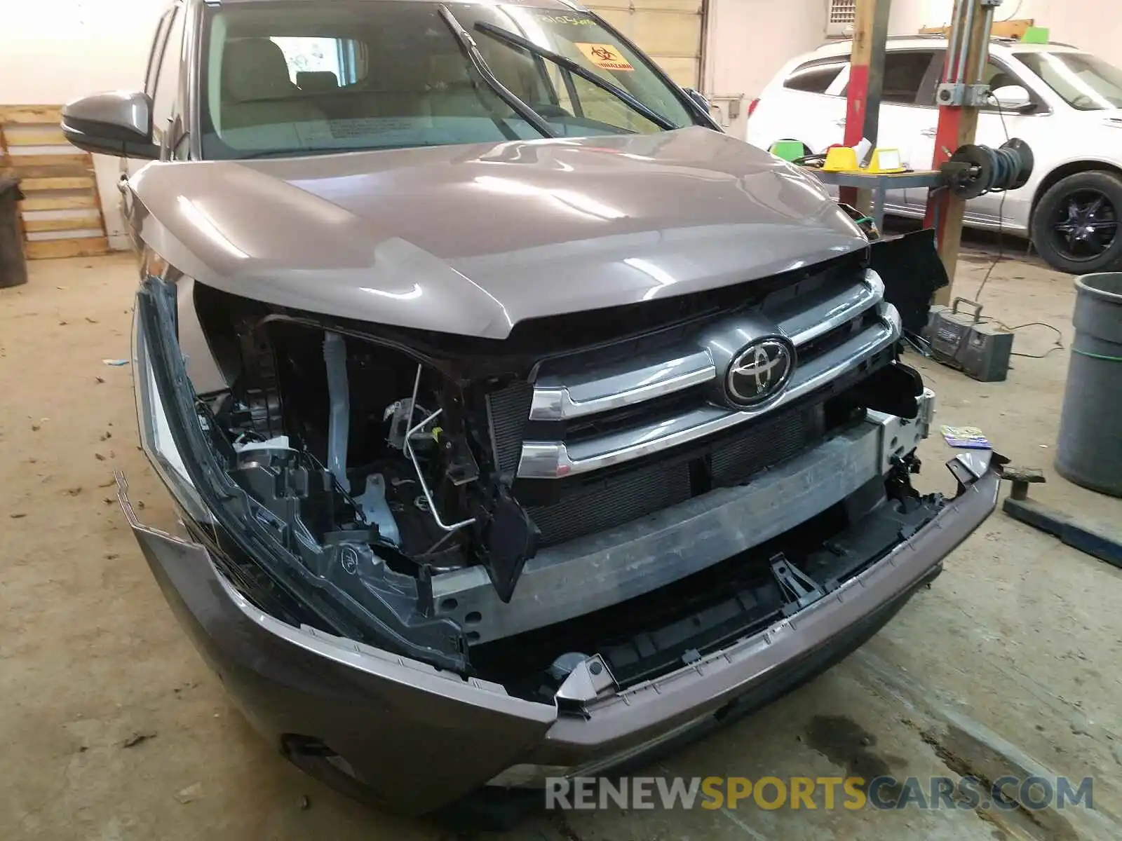 9 Photograph of a damaged car 5TDDZRFH0KS989166 TOYOTA HIGHLANDER 2019