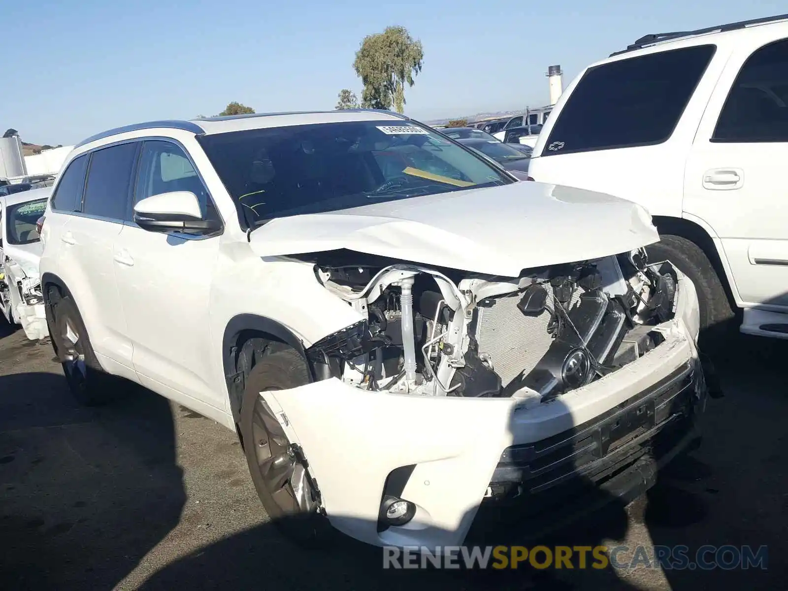 1 Photograph of a damaged car 5TDDZRFH0KS990821 TOYOTA HIGHLANDER 2019