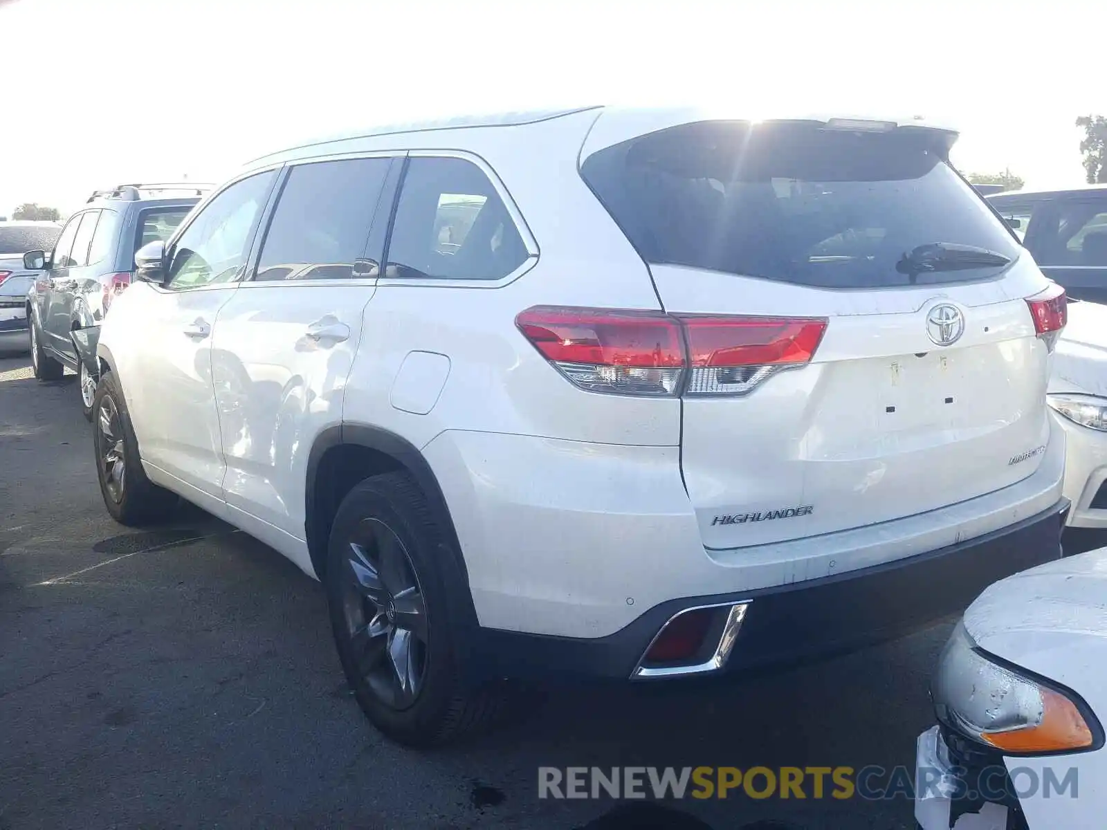 3 Photograph of a damaged car 5TDDZRFH0KS990821 TOYOTA HIGHLANDER 2019