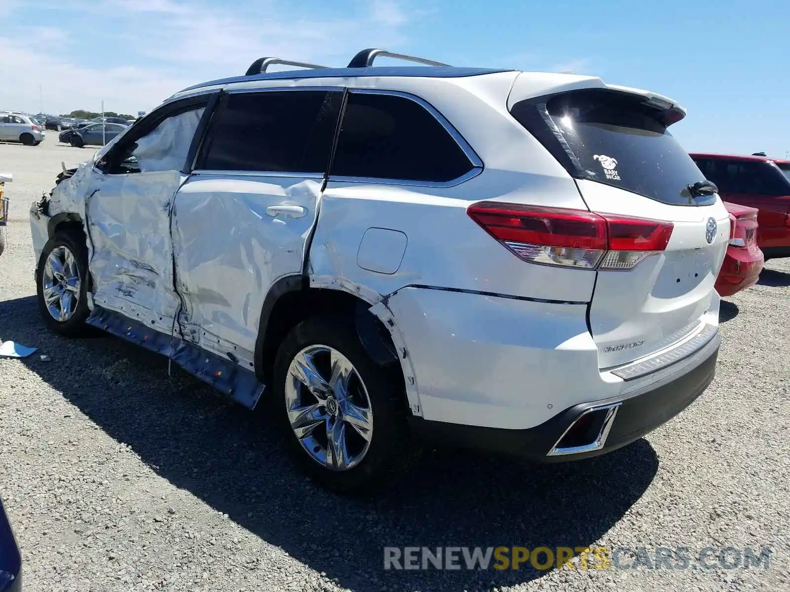 3 Photograph of a damaged car 5TDDZRFH0KS992908 TOYOTA HIGHLANDER 2019