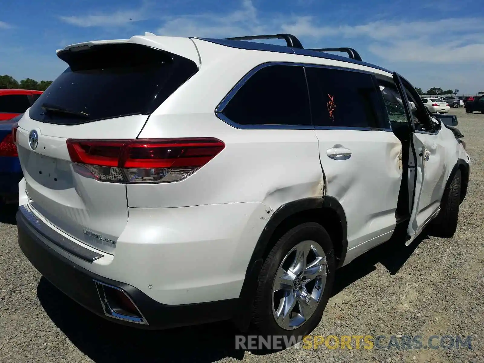 4 Photograph of a damaged car 5TDDZRFH0KS992908 TOYOTA HIGHLANDER 2019