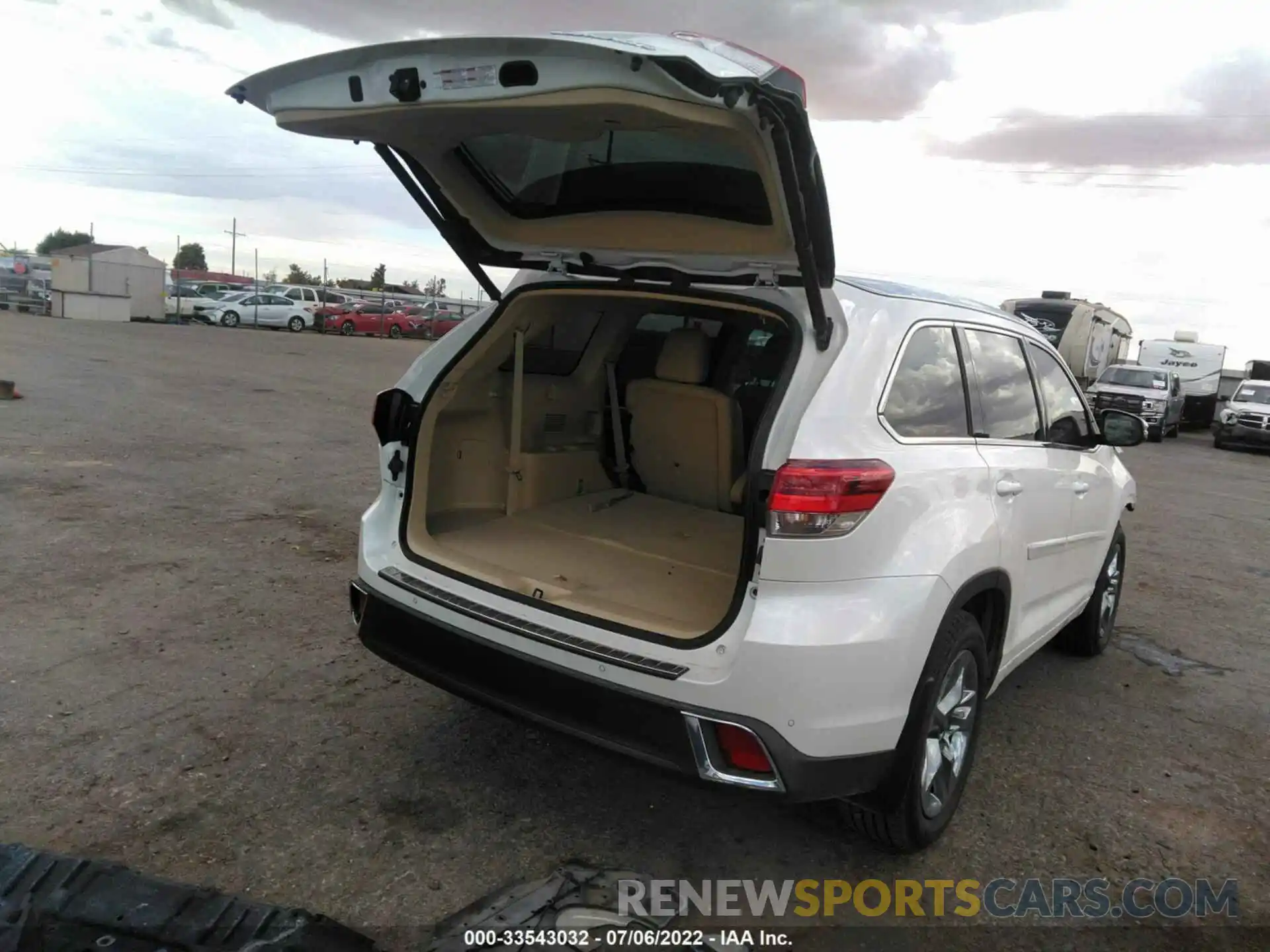 4 Photograph of a damaged car 5TDDZRFH1KS733442 TOYOTA HIGHLANDER 2019