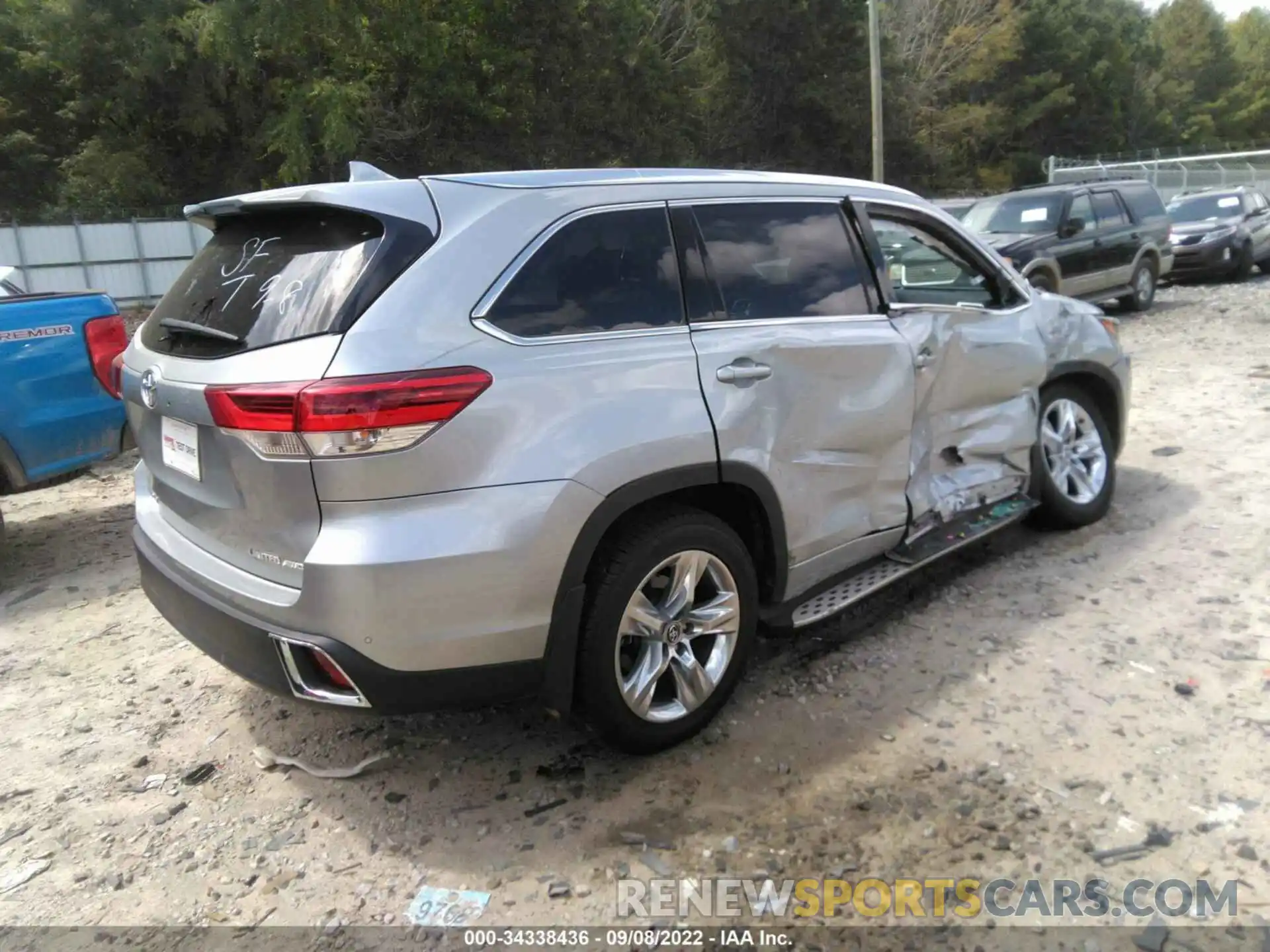 4 Photograph of a damaged car 5TDDZRFH1KS738849 TOYOTA HIGHLANDER 2019