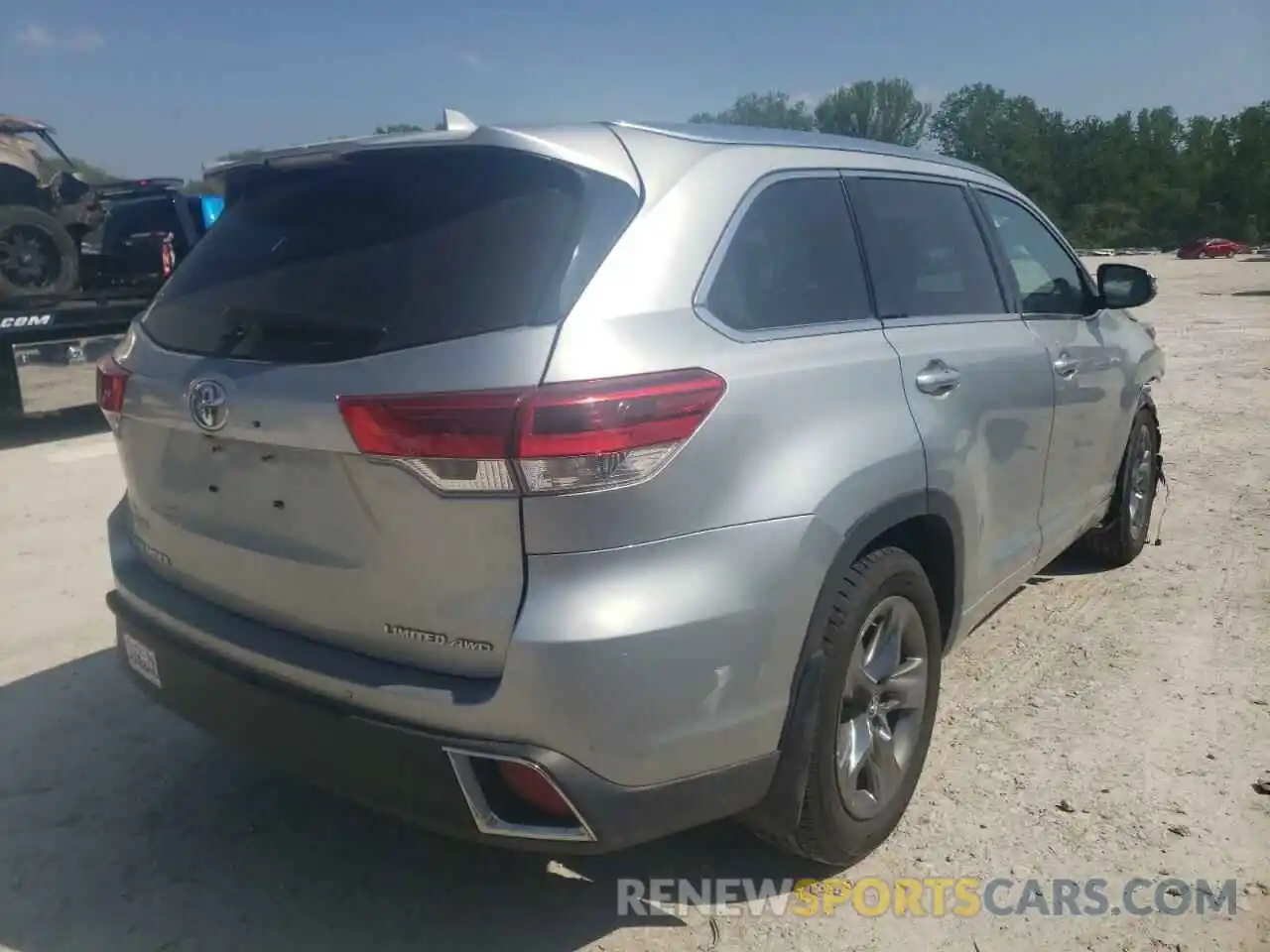 4 Photograph of a damaged car 5TDDZRFH1KS936539 TOYOTA HIGHLANDER 2019