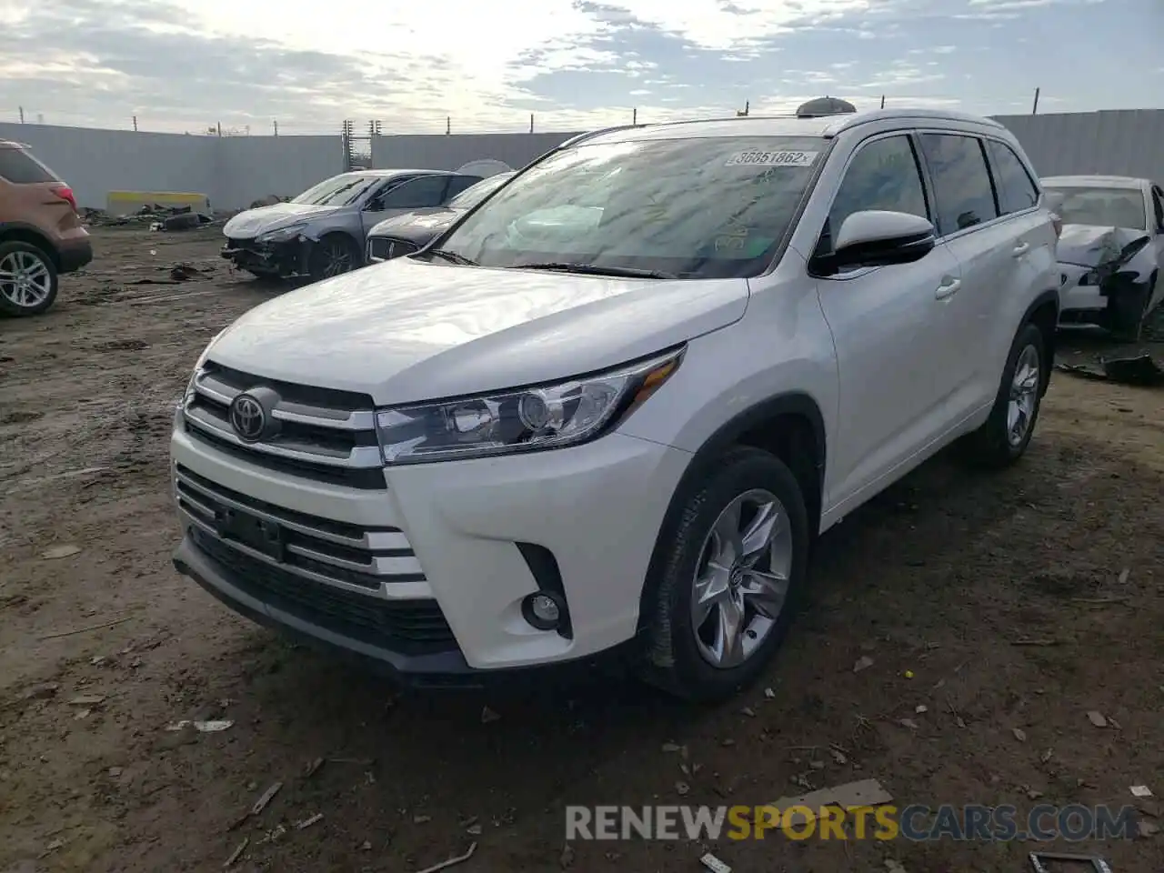 2 Photograph of a damaged car 5TDDZRFH1KS939070 TOYOTA HIGHLANDER 2019