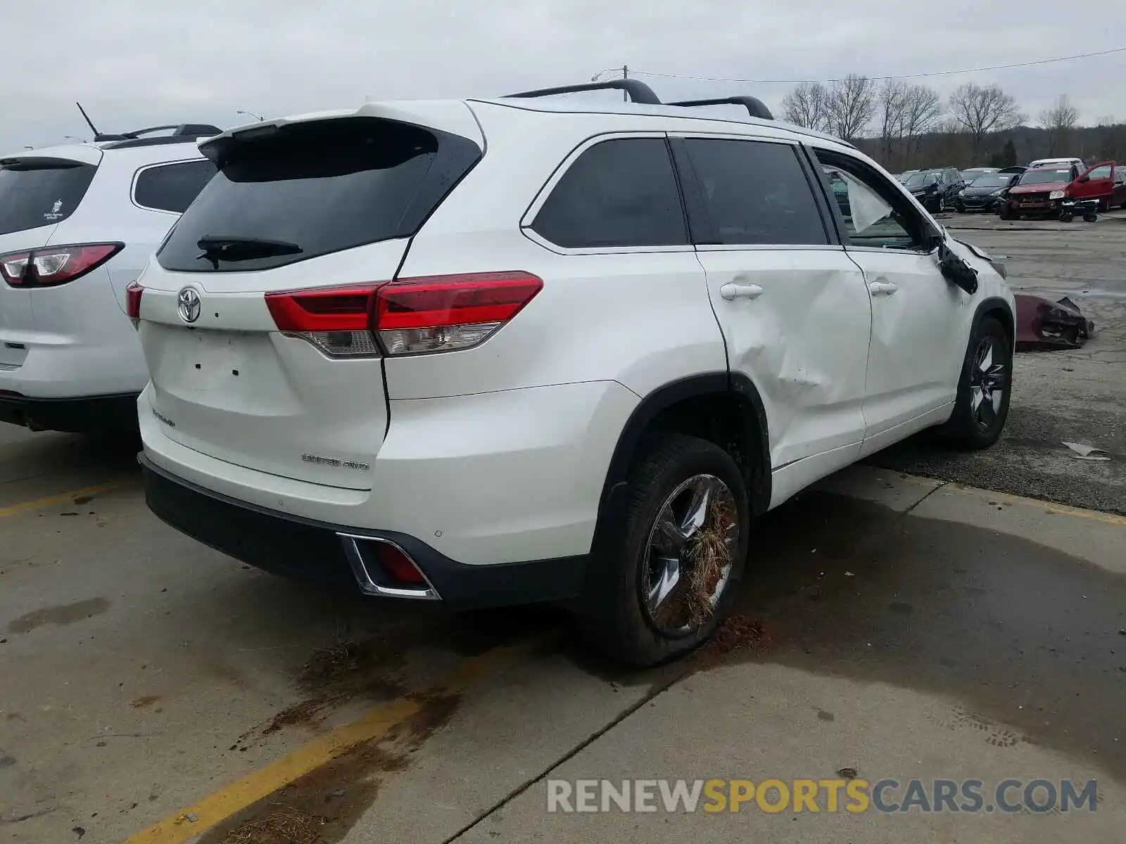 4 Photograph of a damaged car 5TDDZRFH1KS947802 TOYOTA HIGHLANDER 2019