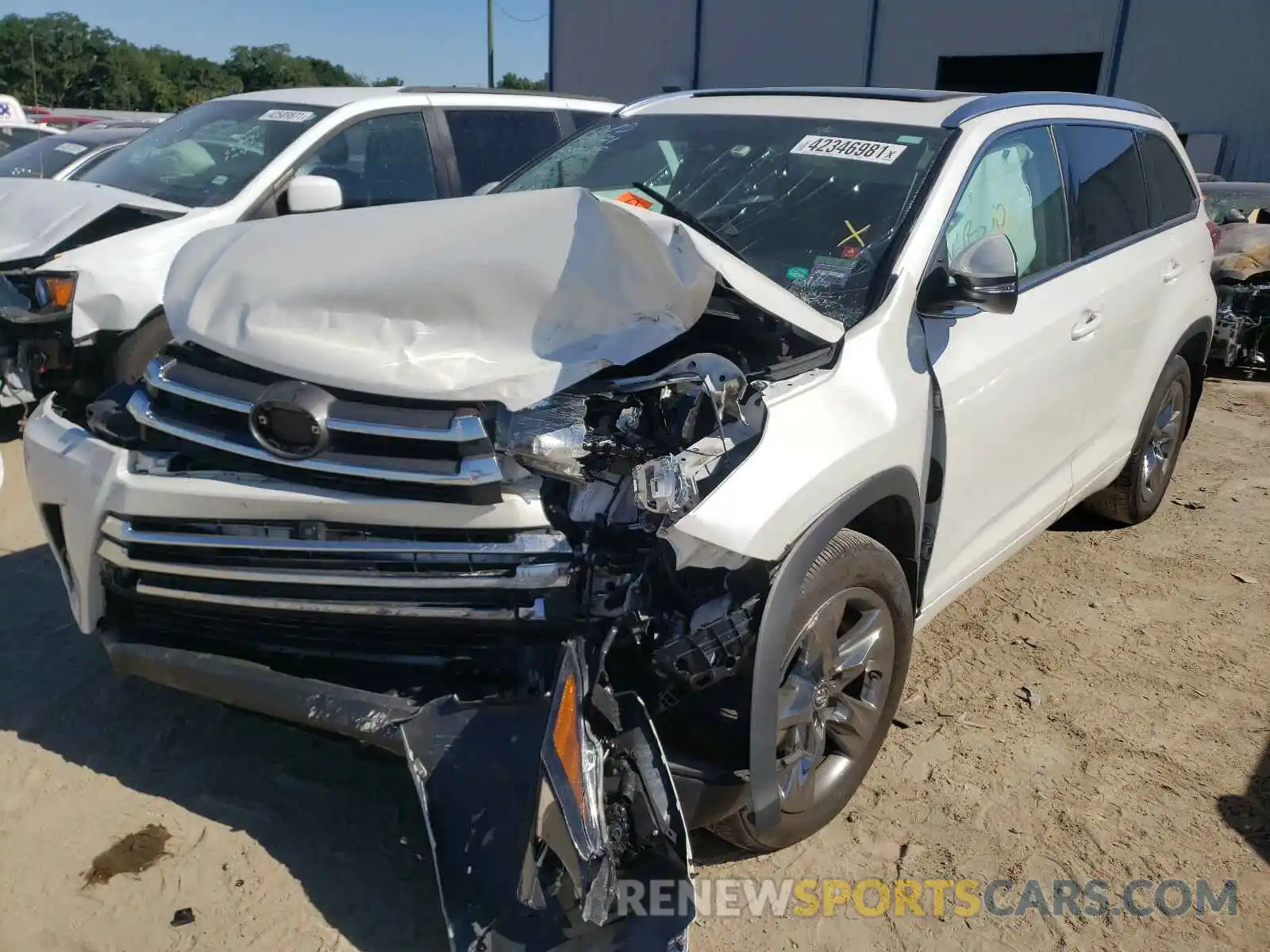 2 Photograph of a damaged car 5TDDZRFH1KS961134 TOYOTA HIGHLANDER 2019