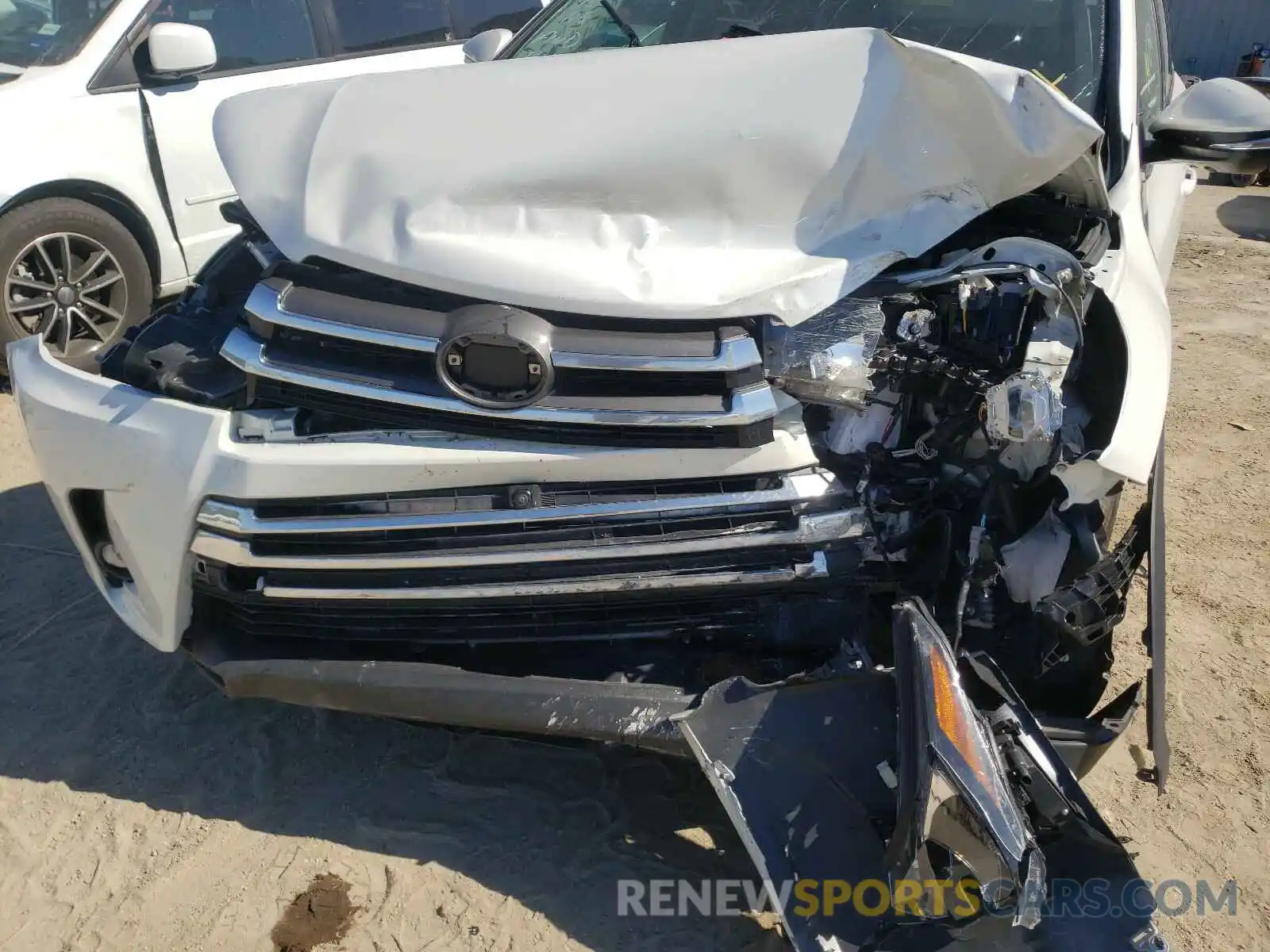 9 Photograph of a damaged car 5TDDZRFH1KS961134 TOYOTA HIGHLANDER 2019