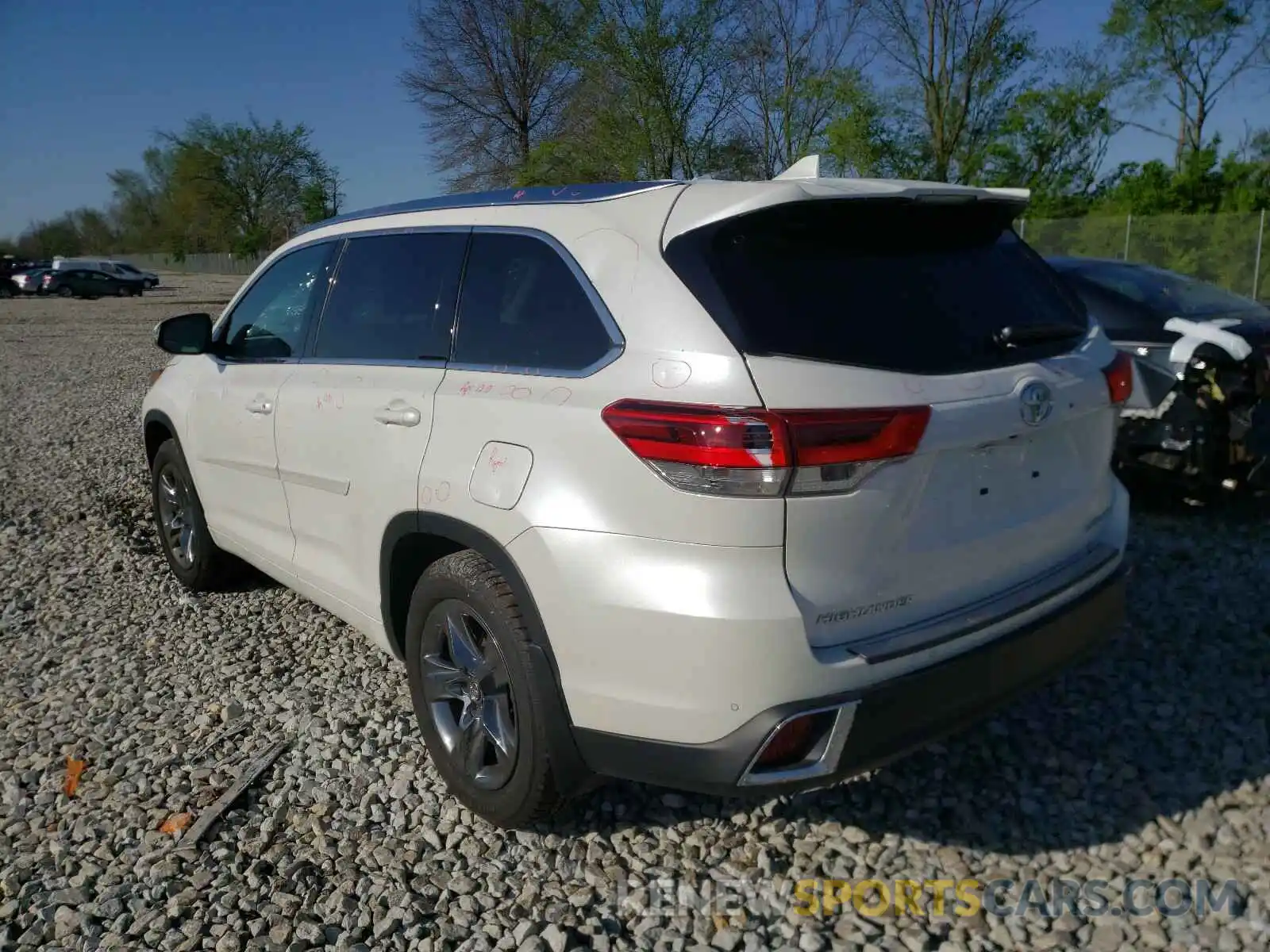 3 Photograph of a damaged car 5TDDZRFH1KS972876 TOYOTA HIGHLANDER 2019