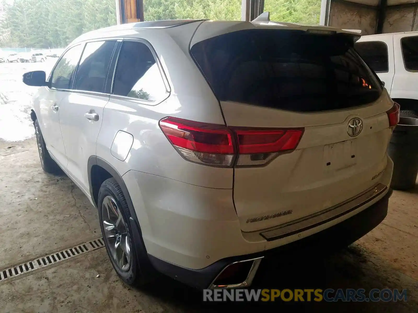 3 Photograph of a damaged car 5TDDZRFH1KS973624 TOYOTA HIGHLANDER 2019