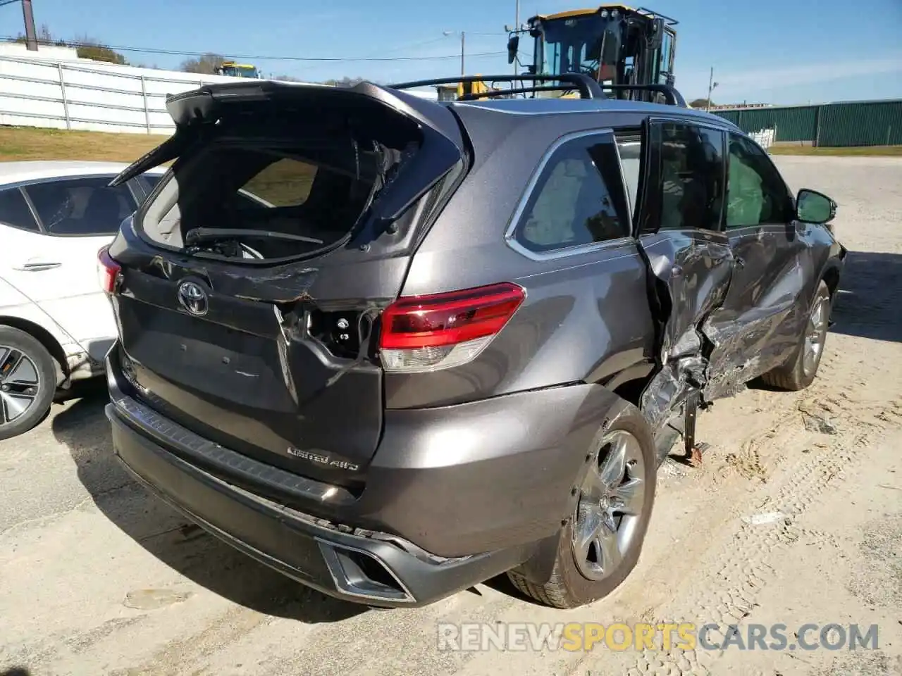 4 Photograph of a damaged car 5TDDZRFH1KS989905 TOYOTA HIGHLANDER 2019