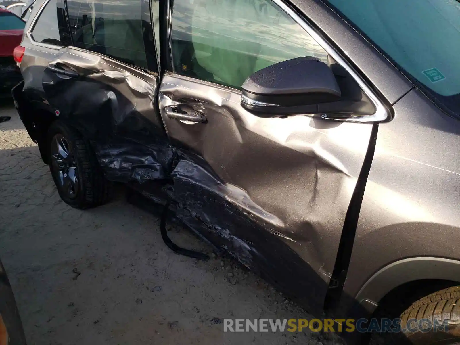 9 Photograph of a damaged car 5TDDZRFH1KS989905 TOYOTA HIGHLANDER 2019