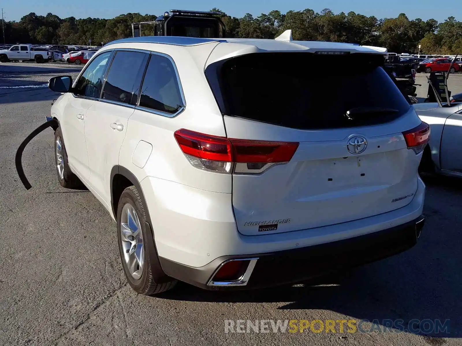 1 Photograph of a damaged car 5TDDZRFH2KS700711 TOYOTA HIGHLANDER 2019