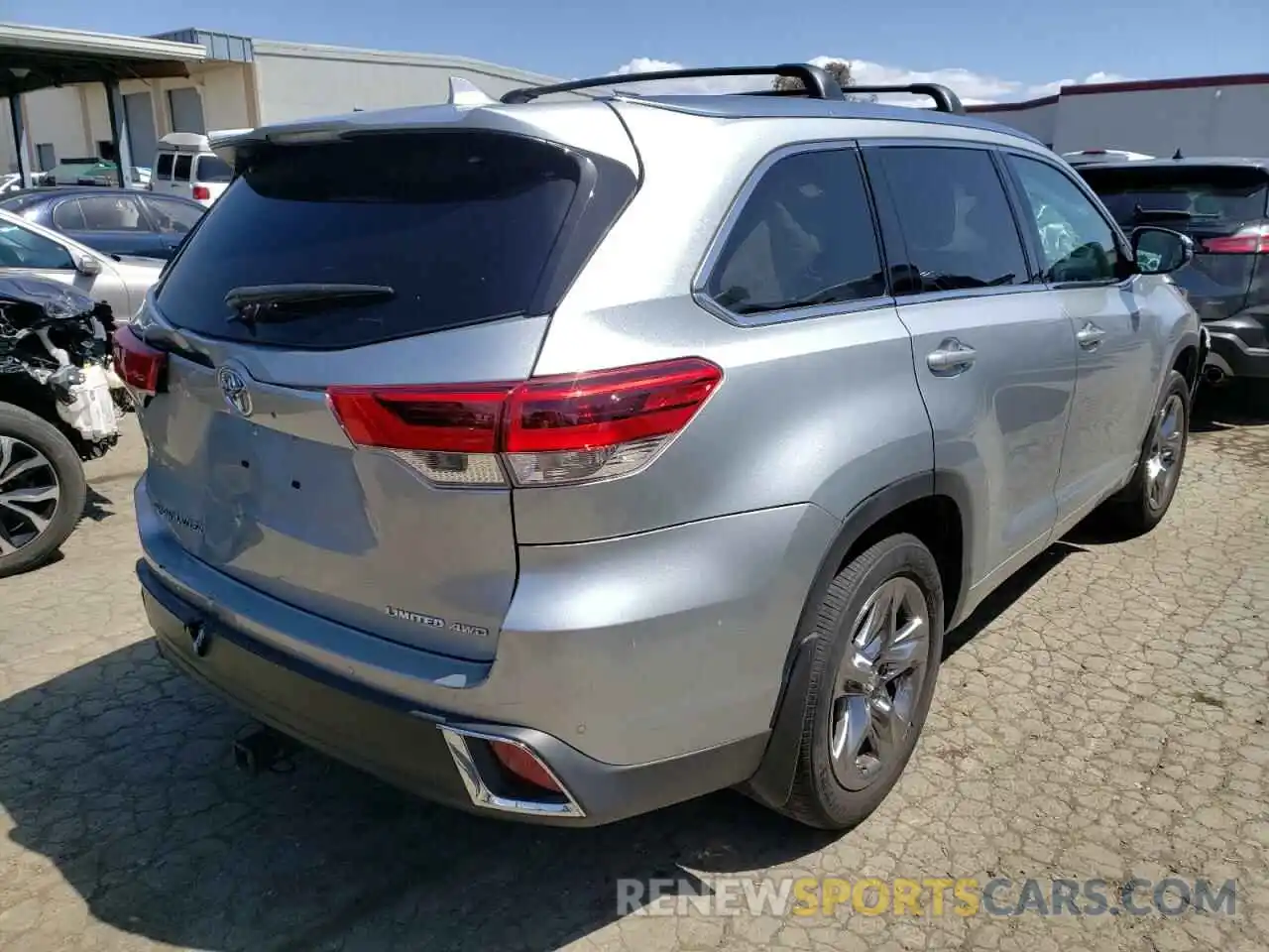 4 Photograph of a damaged car 5TDDZRFH2KS707528 TOYOTA HIGHLANDER 2019