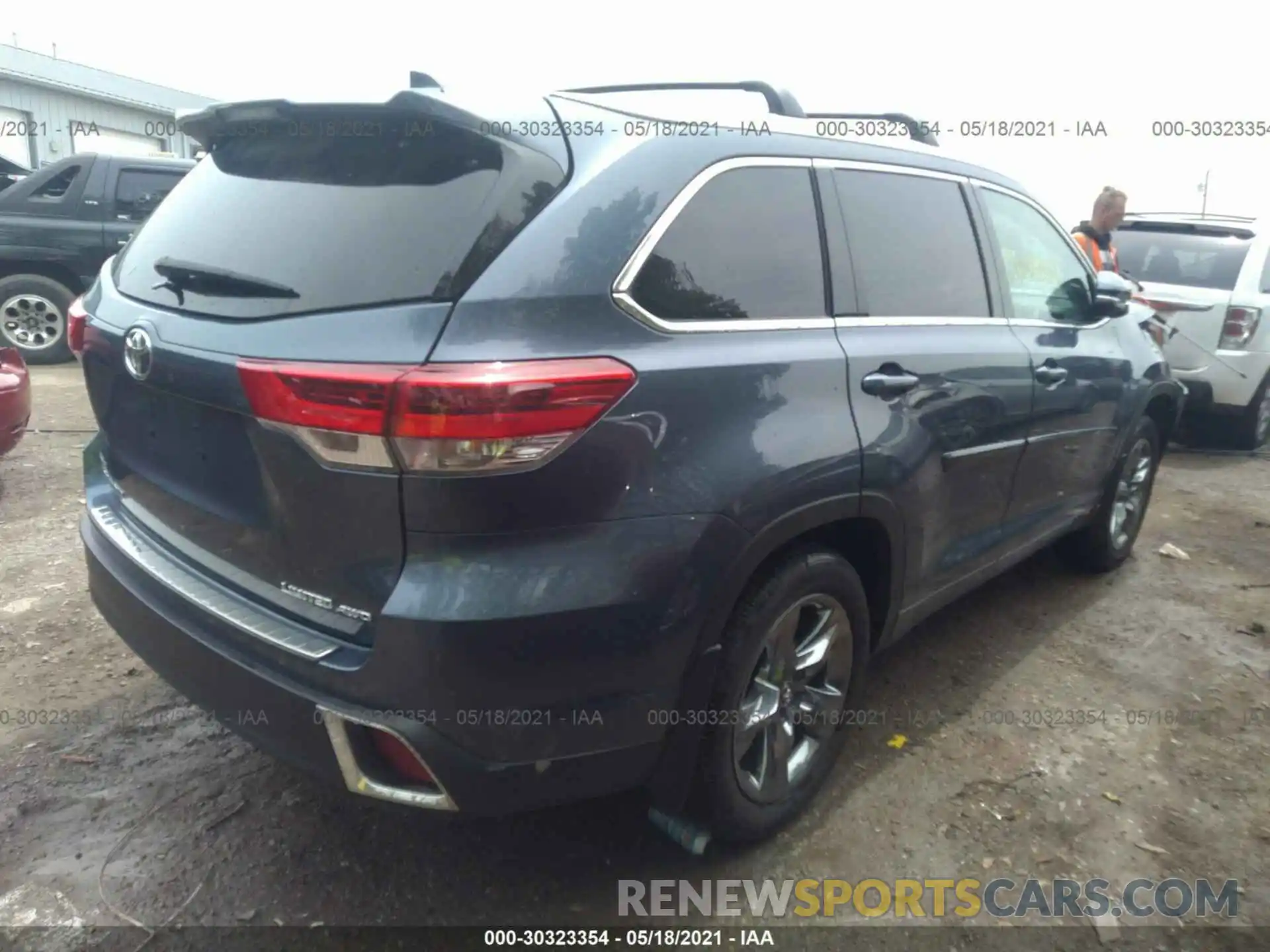 4 Photograph of a damaged car 5TDDZRFH2KS708369 TOYOTA HIGHLANDER 2019