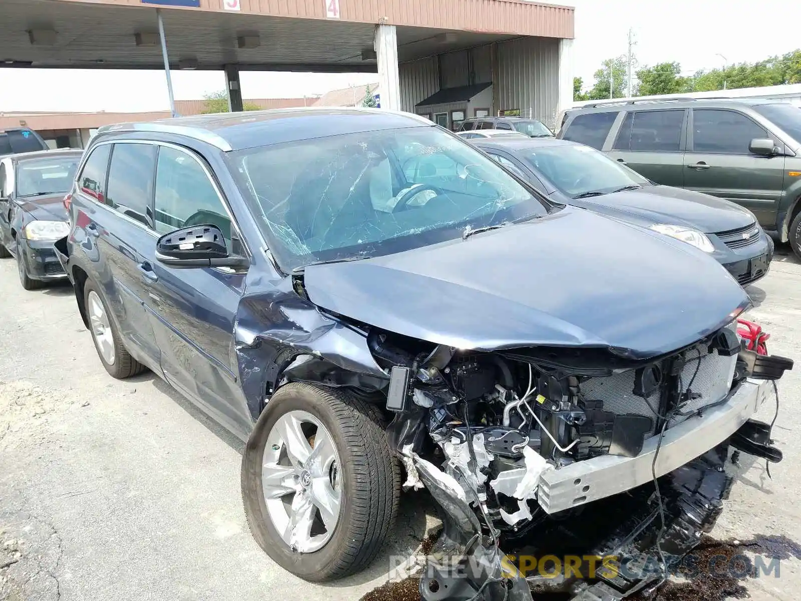 1 Photograph of a damaged car 5TDDZRFH2KS710672 TOYOTA HIGHLANDER 2019