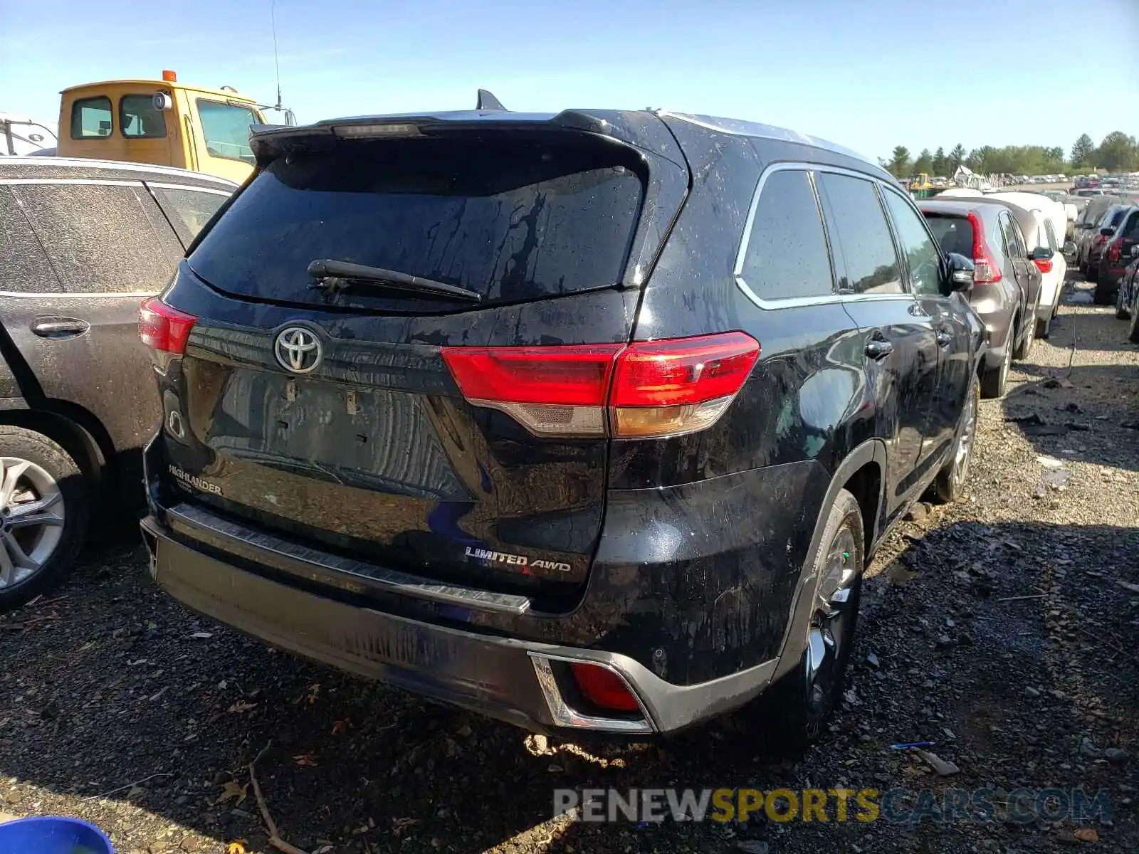 4 Photograph of a damaged car 5TDDZRFH2KS737774 TOYOTA HIGHLANDER 2019