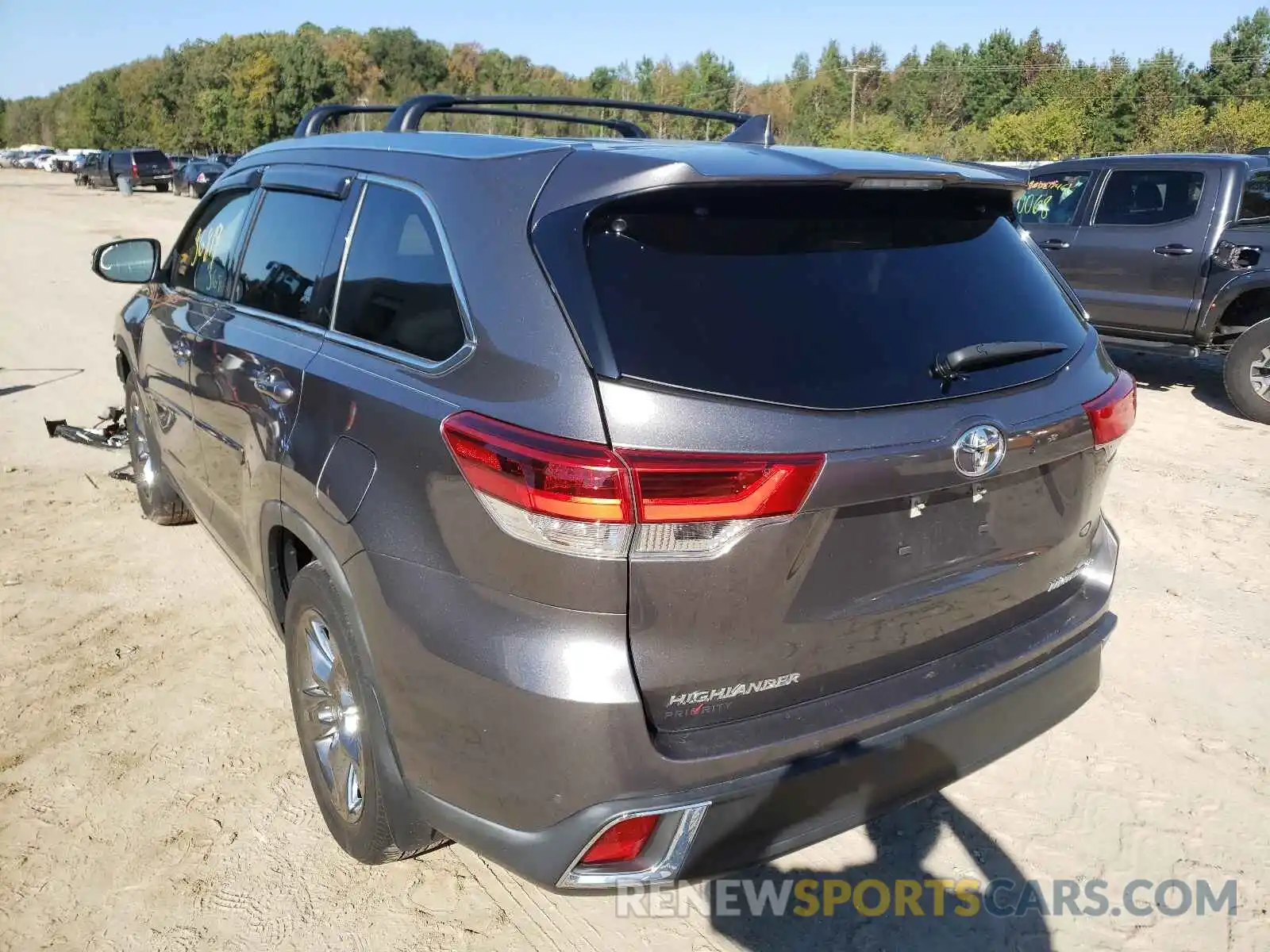 3 Photograph of a damaged car 5TDDZRFH2KS922682 TOYOTA HIGHLANDER 2019