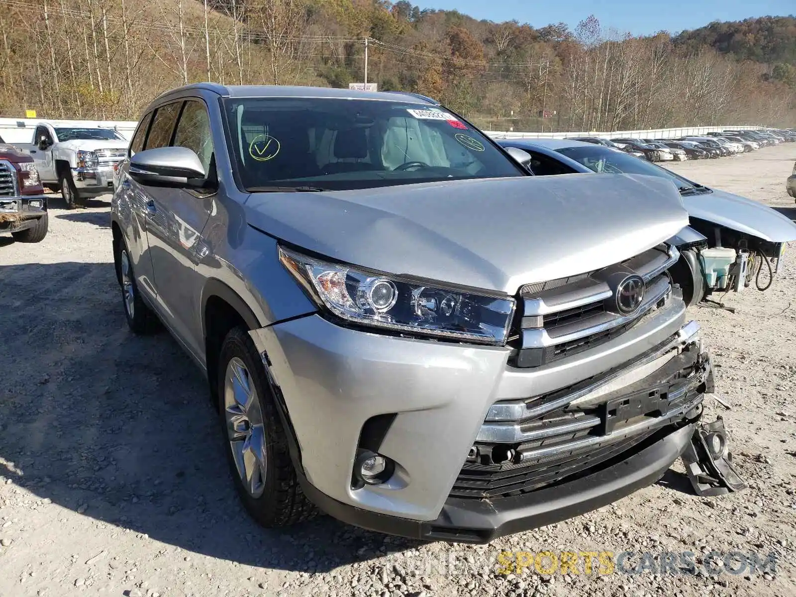 1 Photograph of a damaged car 5TDDZRFH2KS931821 TOYOTA HIGHLANDER 2019