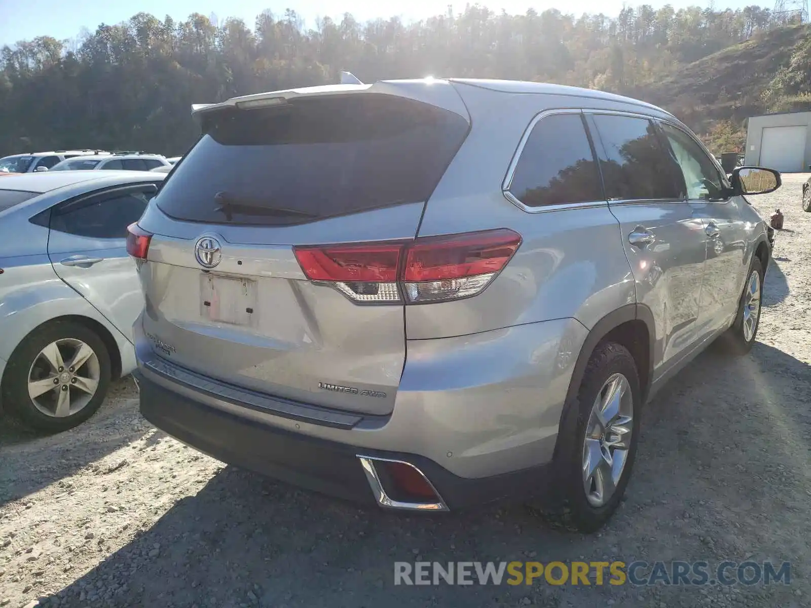 4 Photograph of a damaged car 5TDDZRFH2KS931821 TOYOTA HIGHLANDER 2019